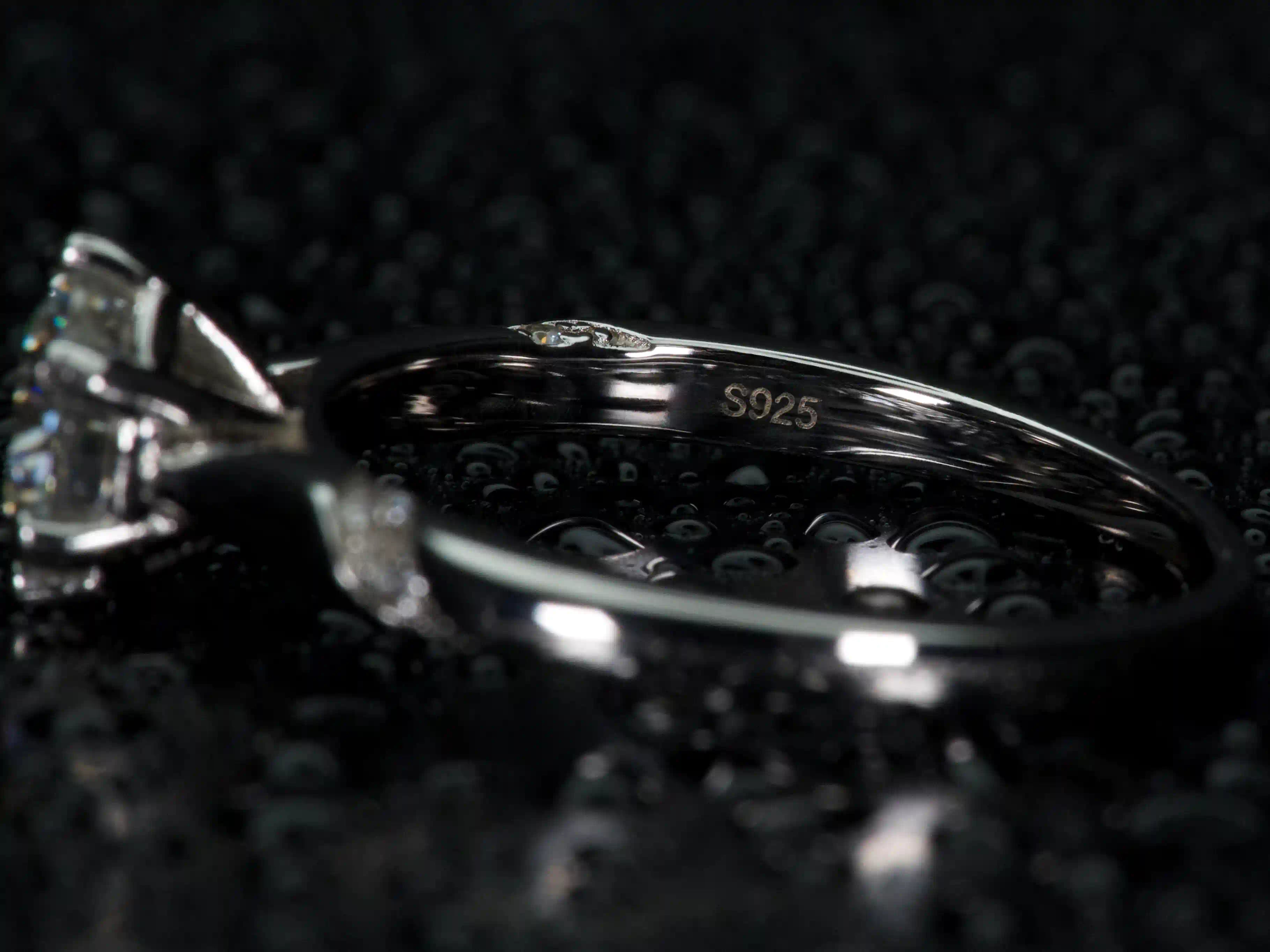 Makroaufnahme des 925 Silber Stempels am Moissanite Solitär Ring als Echtheitsnachweis, echtes Material sichtbar, keine KI Bilder