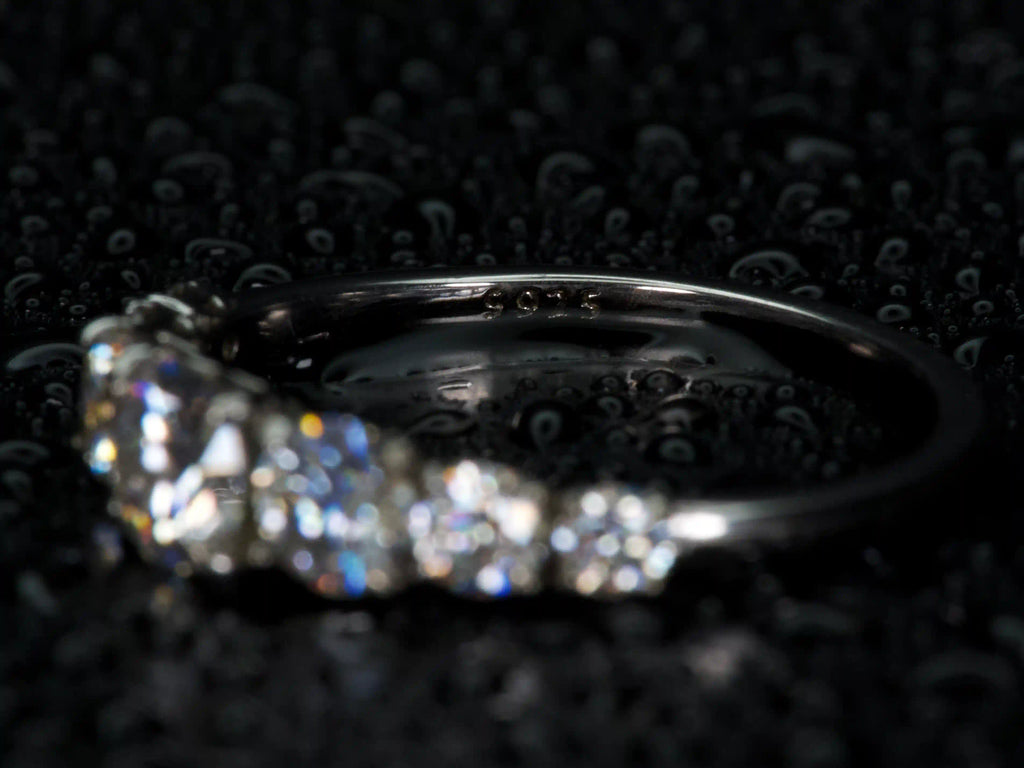 925 Silber Stempel im Fokus, im Hintergrund funkelt der Moissanite Ring im echten Licht stärker als Diamant, echte Fotos