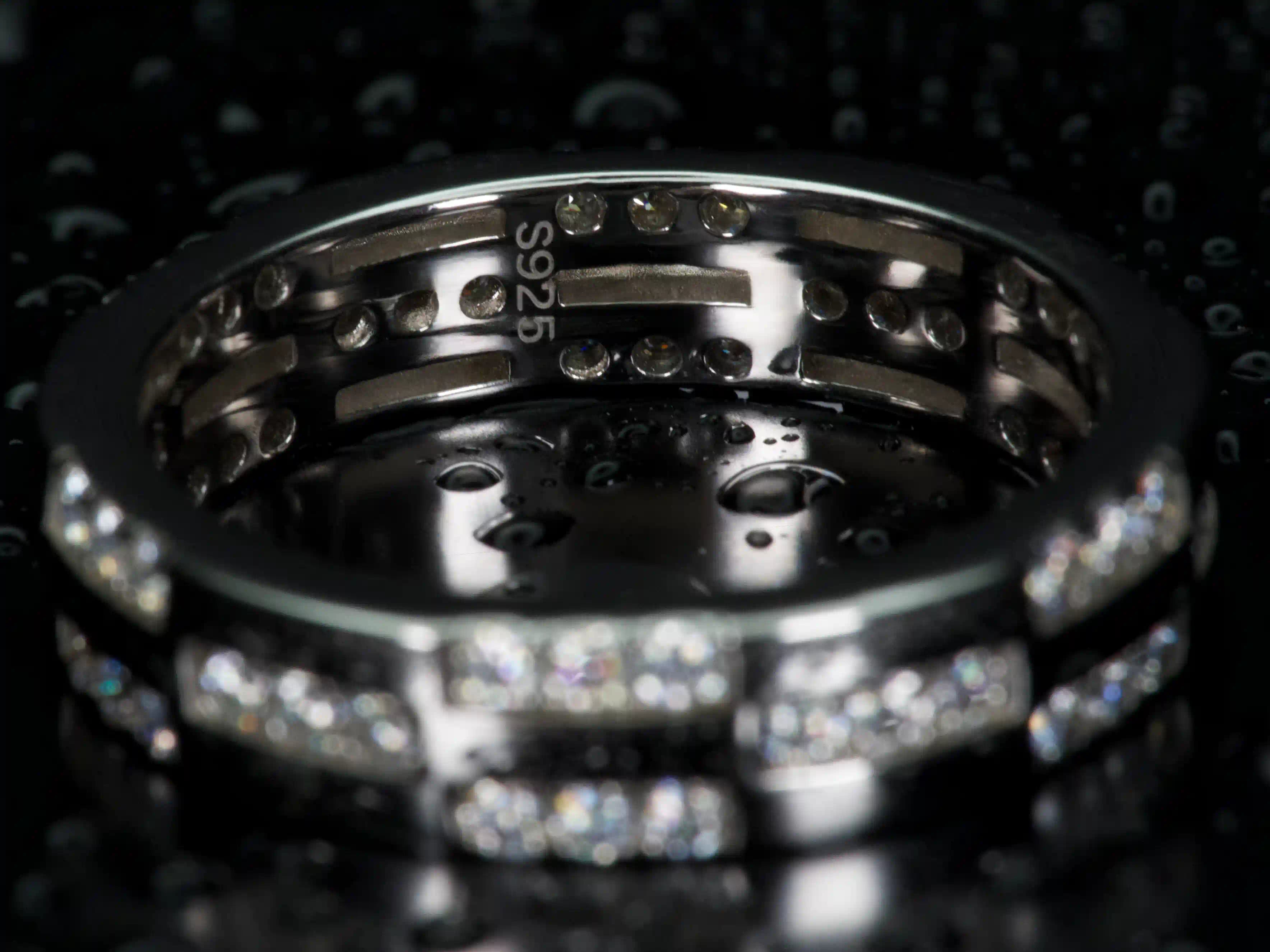 925 Silber Stempel auf Moissanite Ring als Echtheitsnachweis in Makroaufnahme sichtbar, echtes Material echte Fotos ohne KI