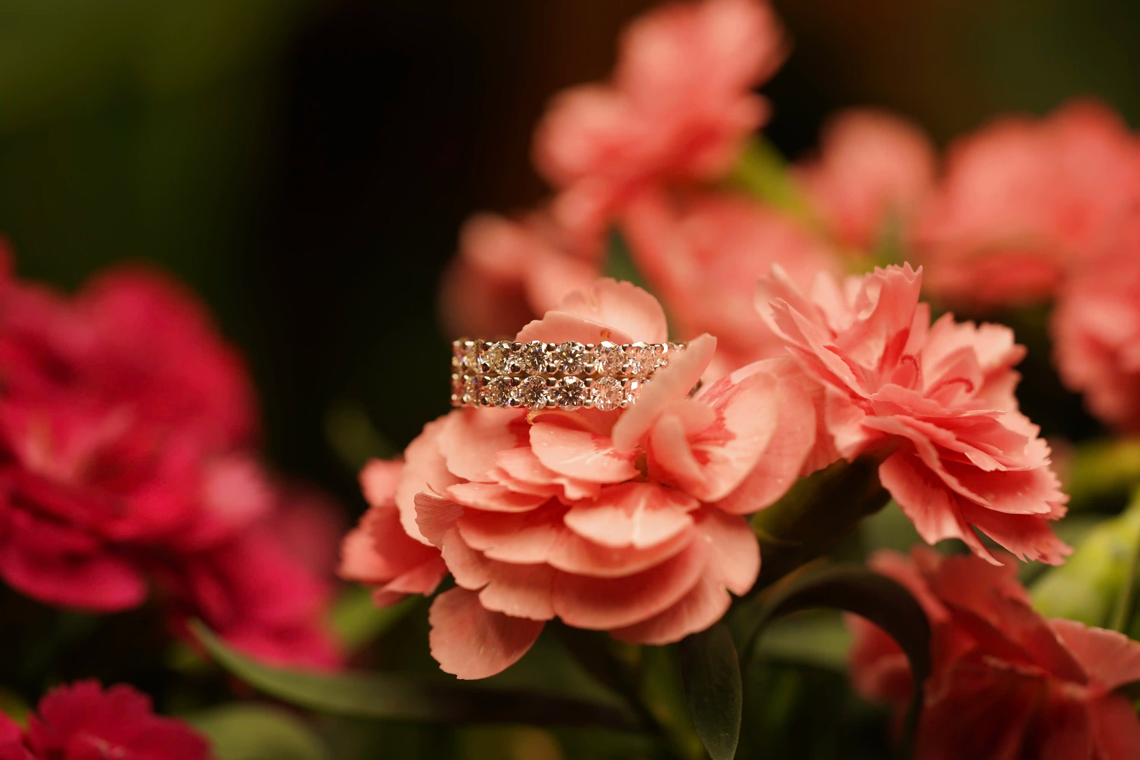 Rund um Besetzer Moissanite Ring mit doppelten Moissanite Steinen am Rand 
