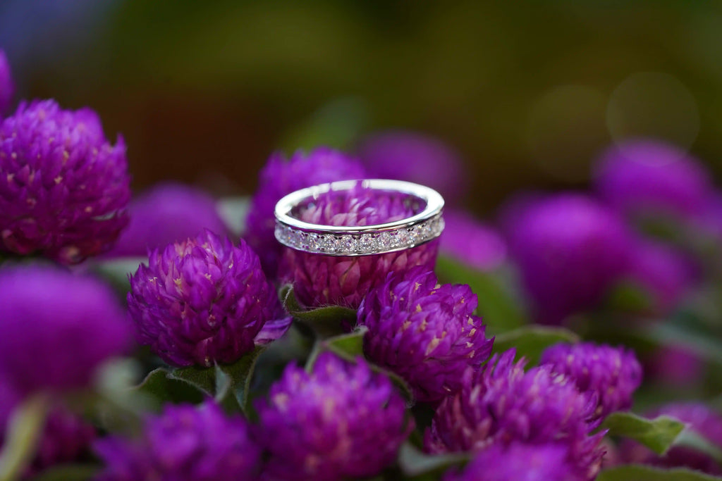 Moisanite Eternity ring mit feinem Schmuck Rand um den Moissaniten herum