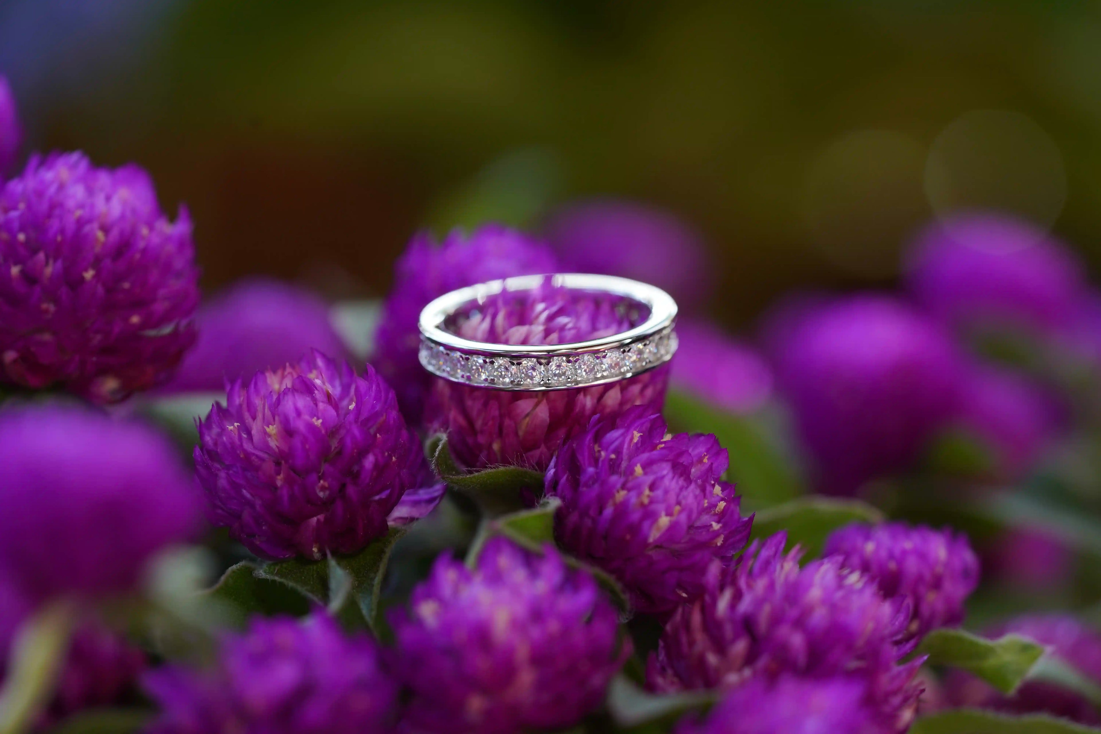 Moisanite Eternity ring mit feinem Schmuck Rand um den Moissaniten herum