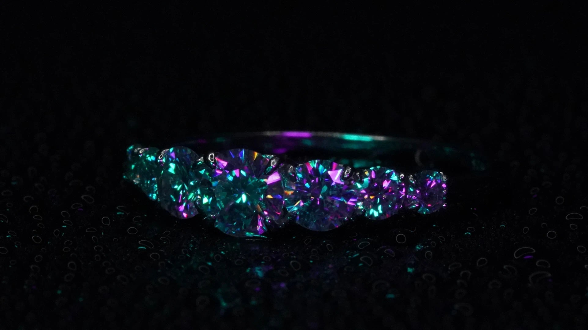Moissanite halb Eternity Ring mit verschieden großen Moissaniten