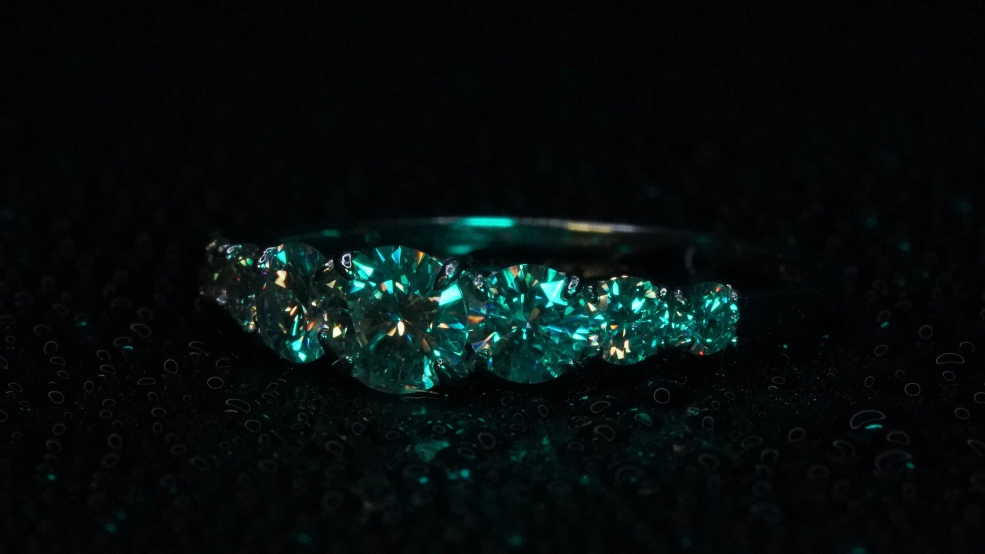 Moissanite Ring mit Moissaniten im Größenverlauf mit großen Stein in der Mitte