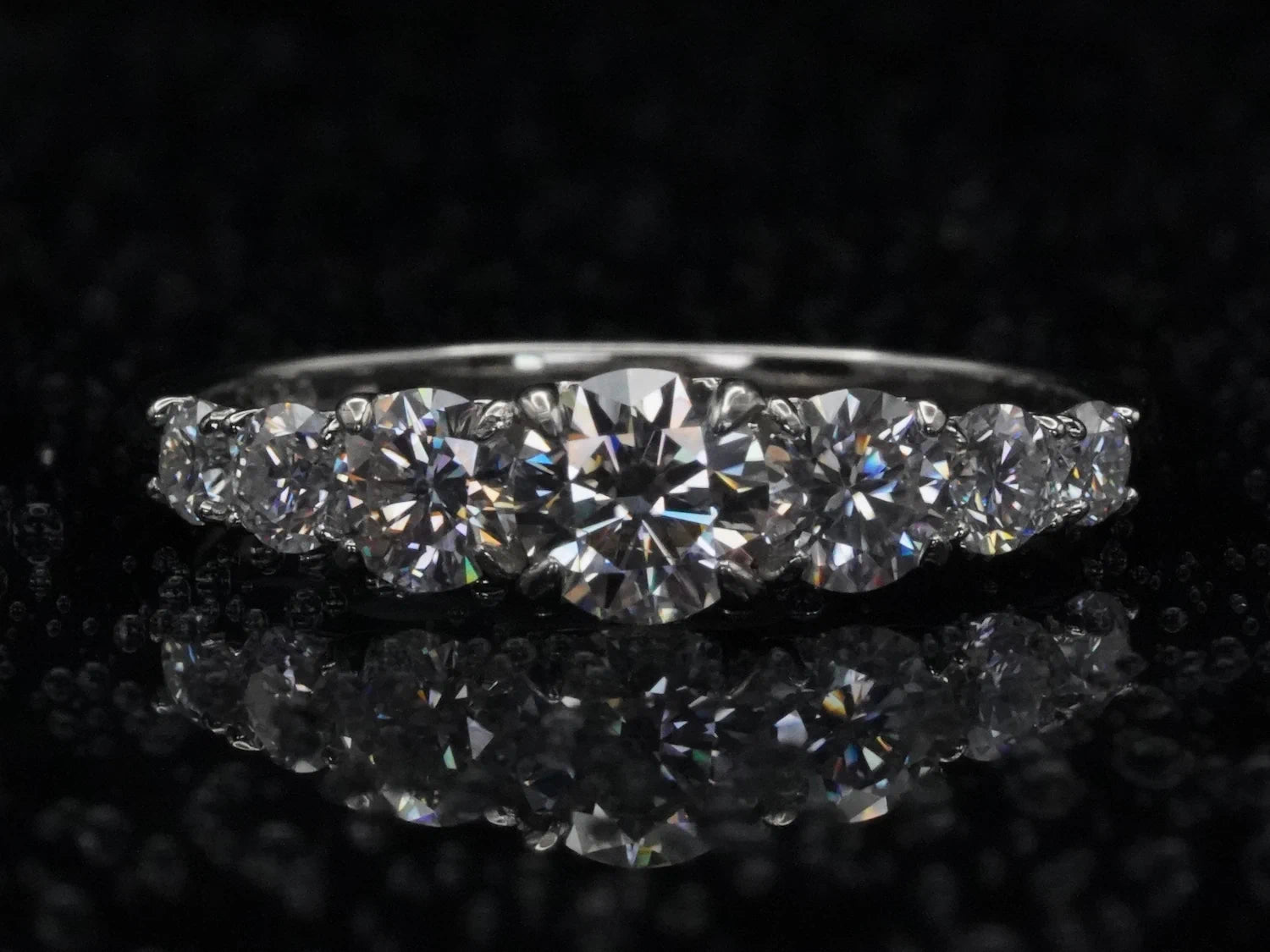 Moissanite-Ring mit Größenverlauf – frontal fotografiert, 925 Sterling Silber mit sanft ansteigender Brillantschliff-Reihe in gleichmäßiger Fassung