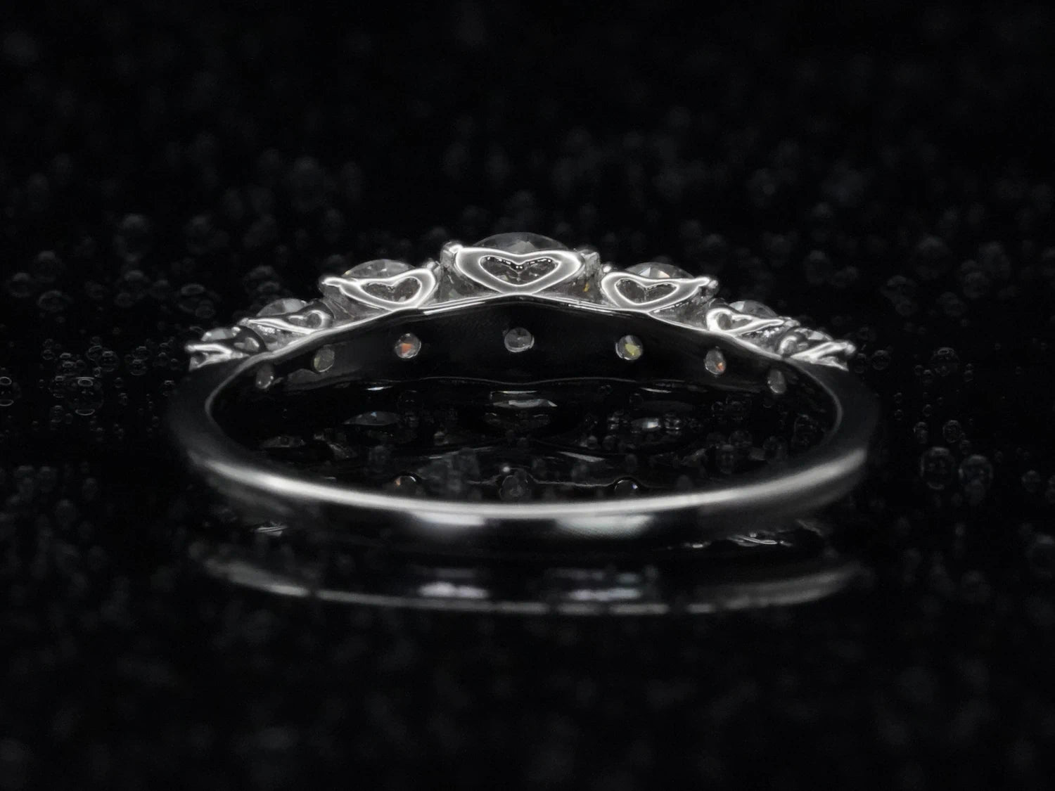 Rückansicht des Moissanite-Rings mit Größenverlauf – zeigt glatte Innenseite der Silberringschiene ohne Steinbesatz