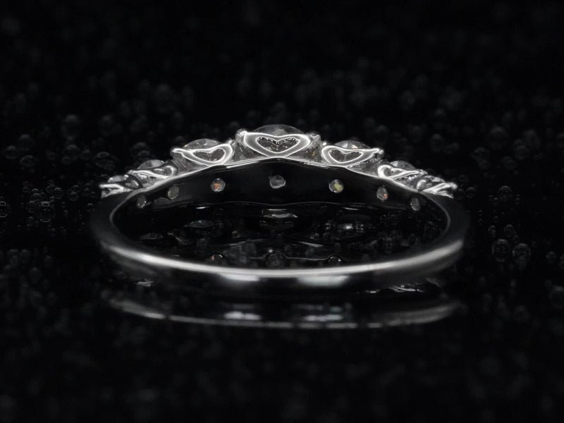 Rückansicht des Moissanite-Rings mit Größenverlauf – zeigt glatte Innenseite der Silberringschiene ohne Steinbesatz