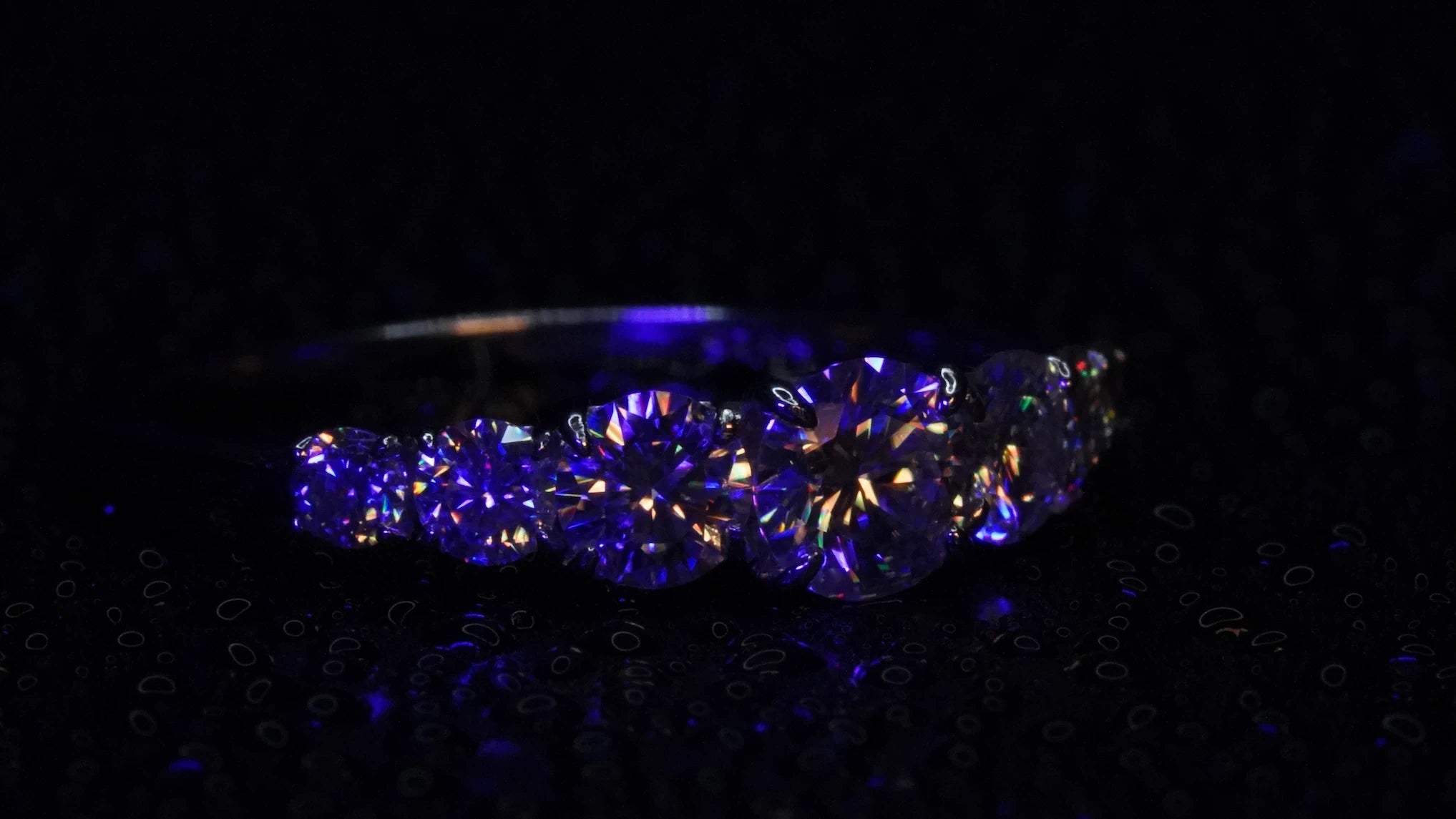 Moissanite Ring mit großen und kleinen Moissaniten in Blau Licht