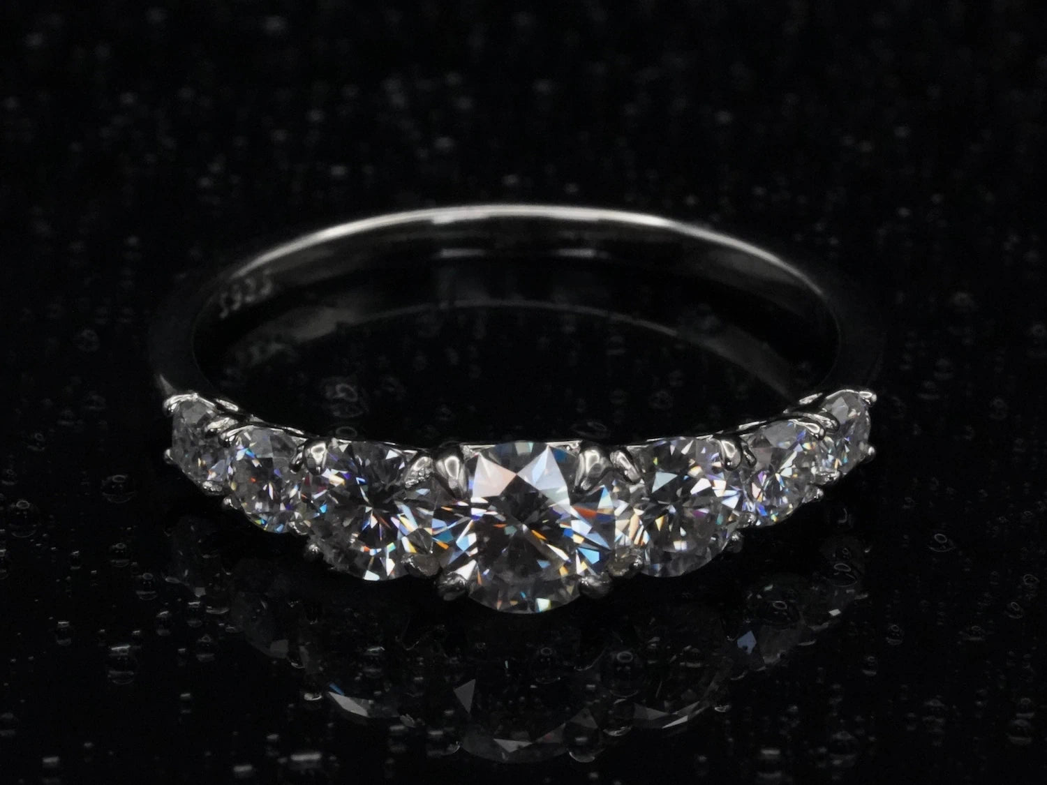 Draufsicht auf den Moissanite-Ring mit Größenverlauf – symmetrisch ansteigende Brillantschliffe von außen zur Mitte auf 925 Silber gefasst