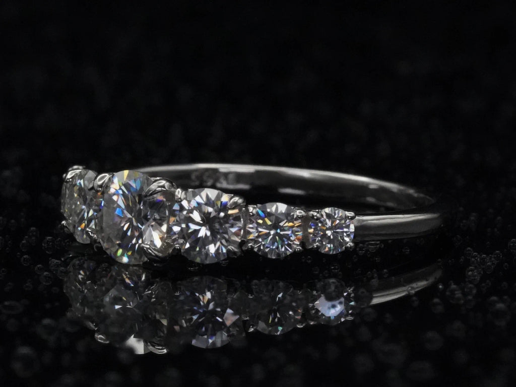 Seitliche Ansicht des Moissanite-Rings mit Größenverlauf – zeigt ansteigende Steinabfolge in hochwertiger Silberringschiene mit klarer Struktur und Glanz