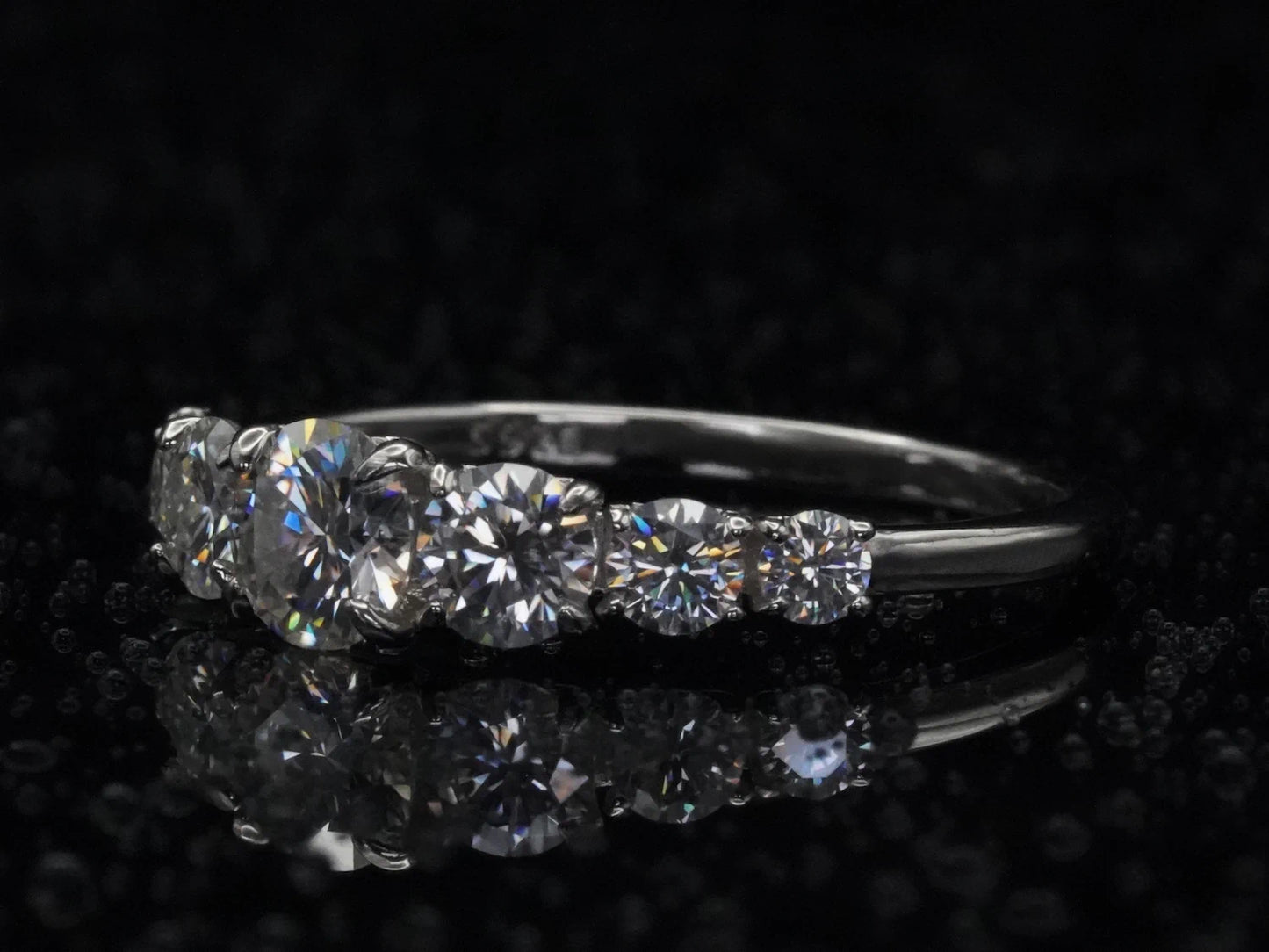 Seitliche Ansicht des Moissanite-Rings mit Größenverlauf – zeigt ansteigende Steinabfolge in hochwertiger Silberringschiene mit klarer Struktur und Glanz