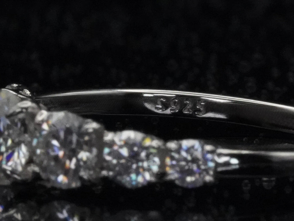 925 Silber-Stempel im Inneren der Ringschiene – Qualitätsmerkmal für echten Silberschmuck mit verlaufendem Moissanite-Besatz