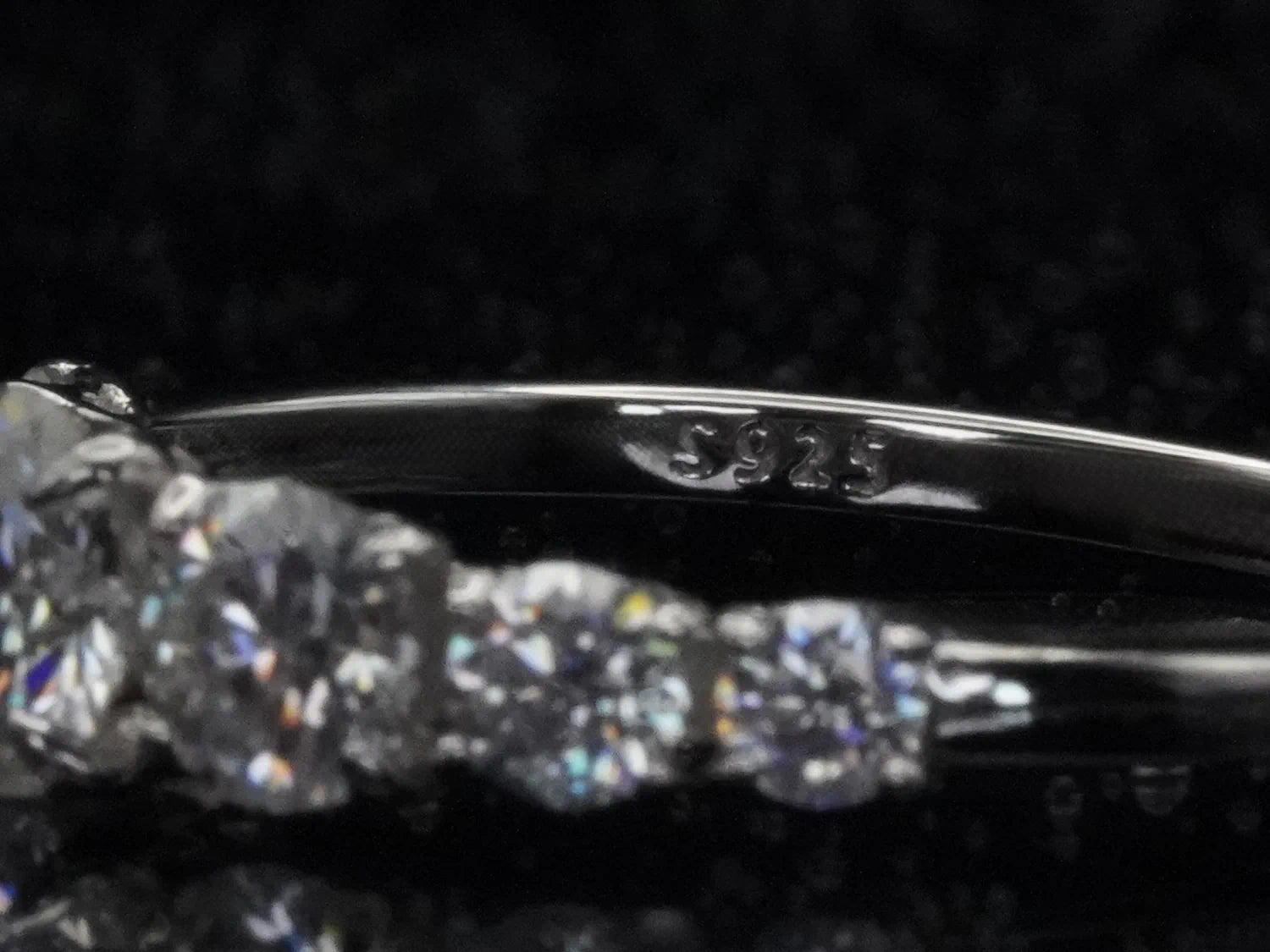 925 Silber-Stempel im Inneren der Ringschiene – Qualitätsmerkmal für echten Silberschmuck mit verlaufendem Moissanite-Besatz