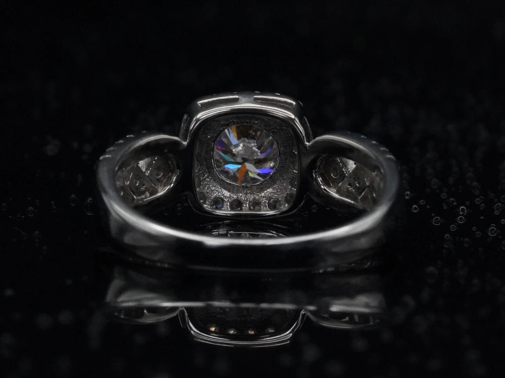 Rückseite des Moissanite Halo Rings mit sichtbarer Fassung und Verarbeitung, Detailaufnahme der Struktur in 925 Silber