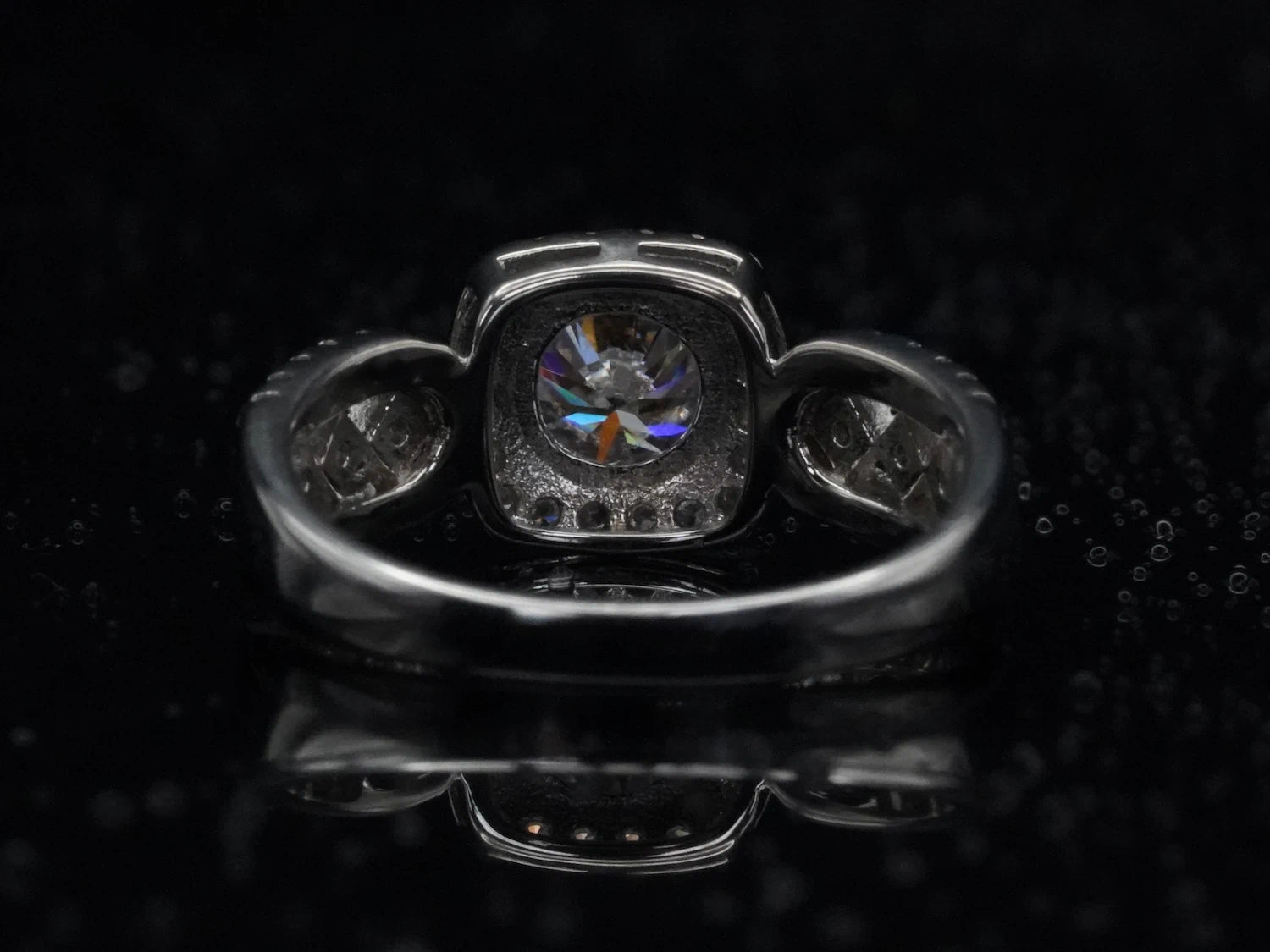 Rückseite des Moissanite Halo Rings mit sichtbarer Fassung und Verarbeitung, Detailaufnahme der Struktur in 925 Silber