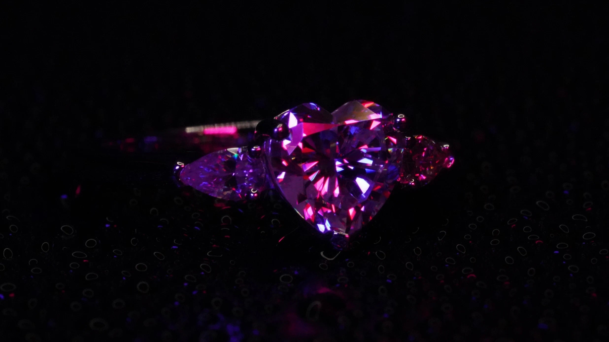 Moissanite Verlobungsring mit Moissanite in der Mitte und an der Seite in Herz form