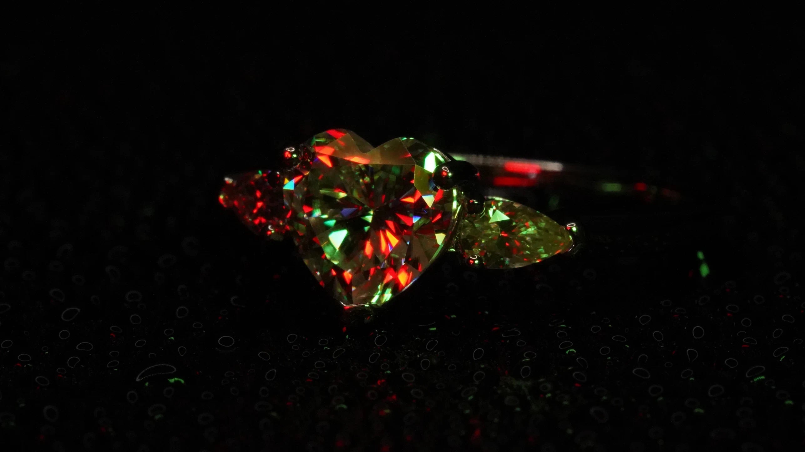 Moissanite Ring mit Herz- und Tropfen-Schliff gefasst in 925 Sterling Silber 