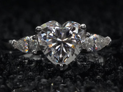 Moissanite-Ring mit Herz- und Tropfenform – frontal fotografiert, 925 Sterling Silber mit zwei brillant geschliffenen Steinen in asymmetrischer Anordnung