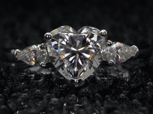 Moissanite-Ring mit Herz- und Tropfenform – frontal fotografiert, 925 Sterling Silber mit zwei brillant geschliffenen Steinen in asymmetrischer Anordnung