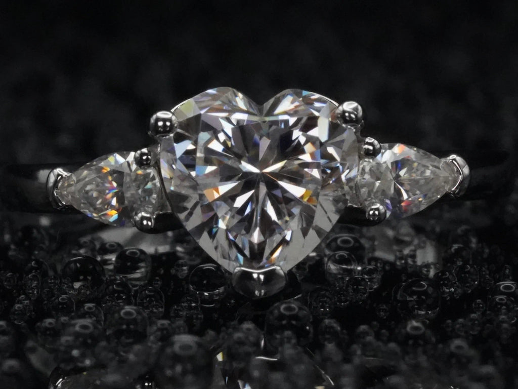 Moissanite-Ring mit Herz- und Tropfenform – frontal fotografiert, 925 Sterling Silber mit zwei brillant geschliffenen Steinen in asymmetrischer Anordnung
