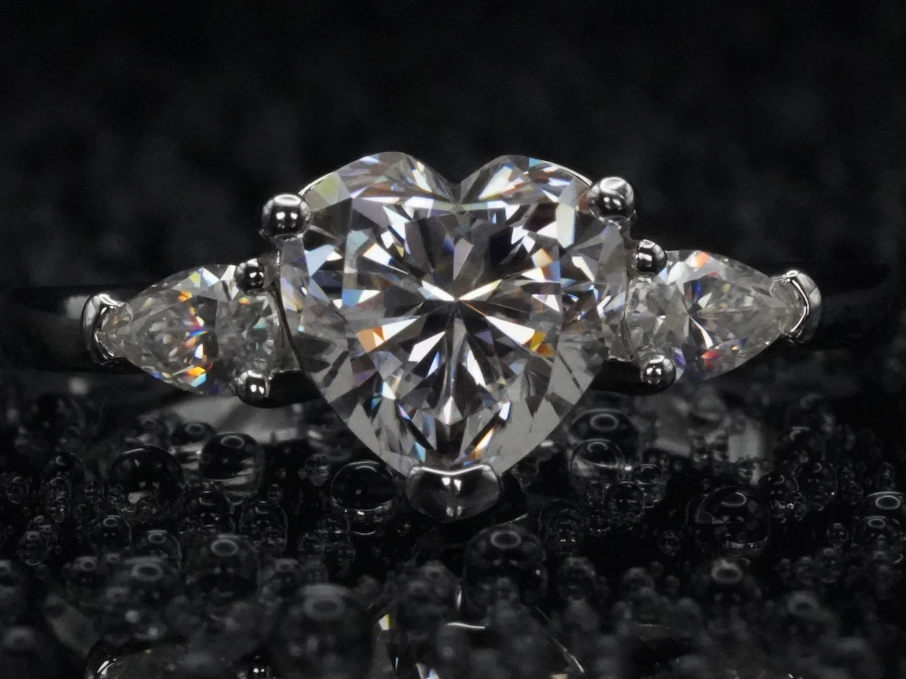 Moissanite-Ring mit Herz- und Tropfenform – frontal fotografiert, 925 Sterling Silber mit zwei brillant geschliffenen Steinen in asymmetrischer Anordnung