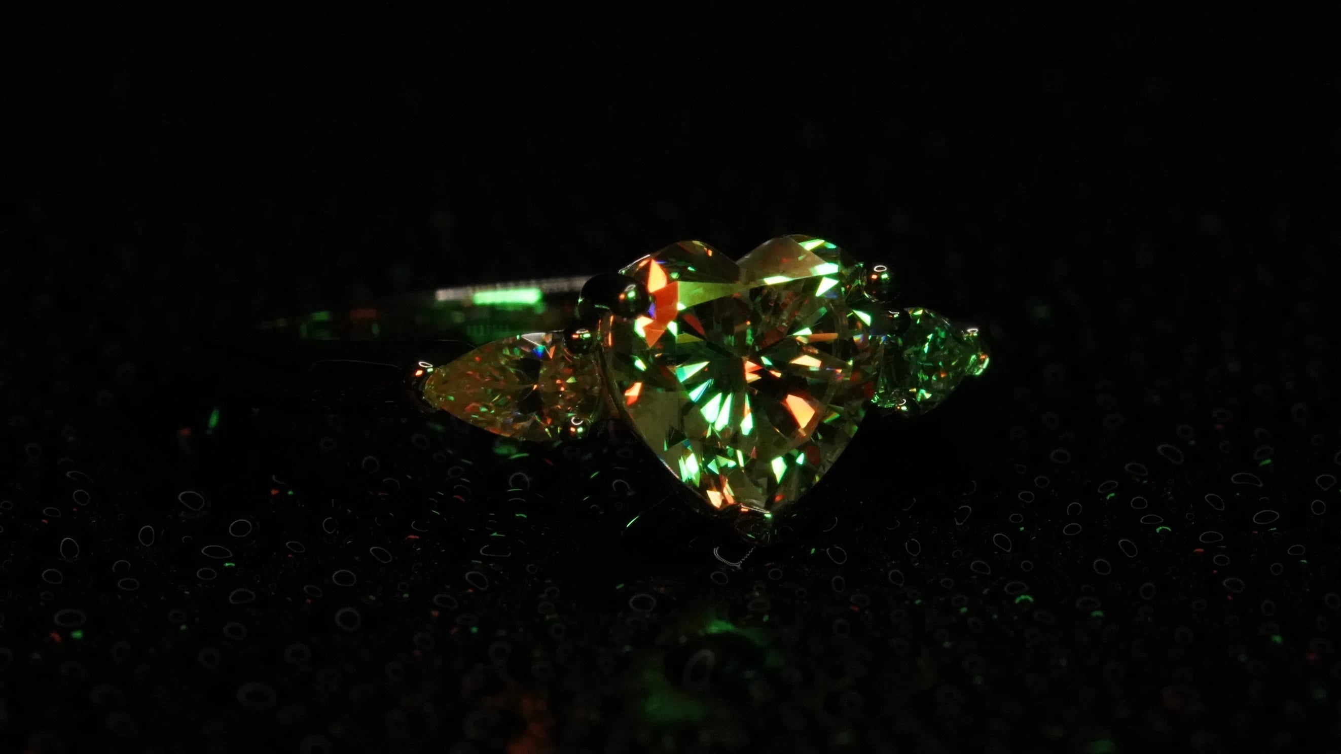 Moissanite Ring mit Herz Moissanite Stein und Tropfen-Schliff an den Seiten