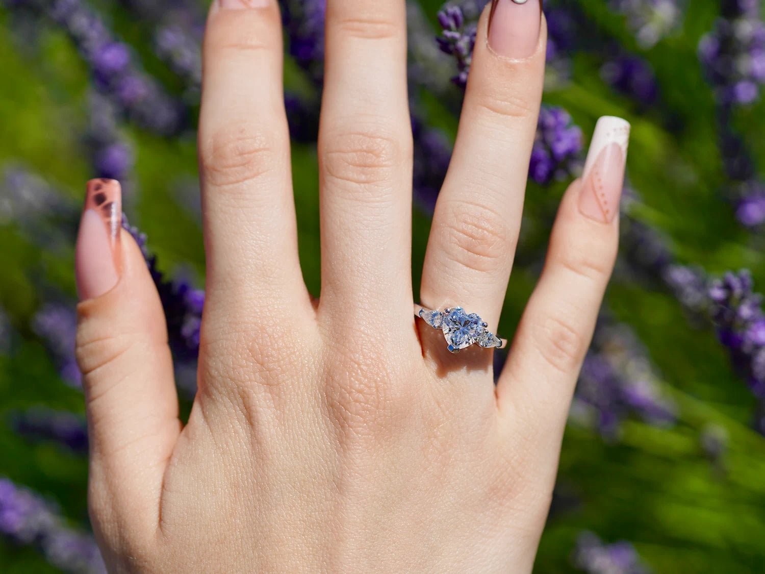 Moissanite Herz Ring mit Tropfen Moissaniten an den Seiten im Feld