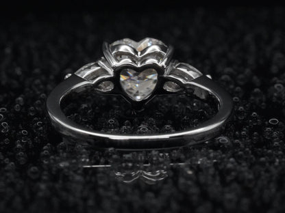 Rückansicht des Moissanite-Rings – glatte Ringschiene aus 925 Sterling Silber, Rückseite der doppelt gefassten Steine sichtbar verarbeitet