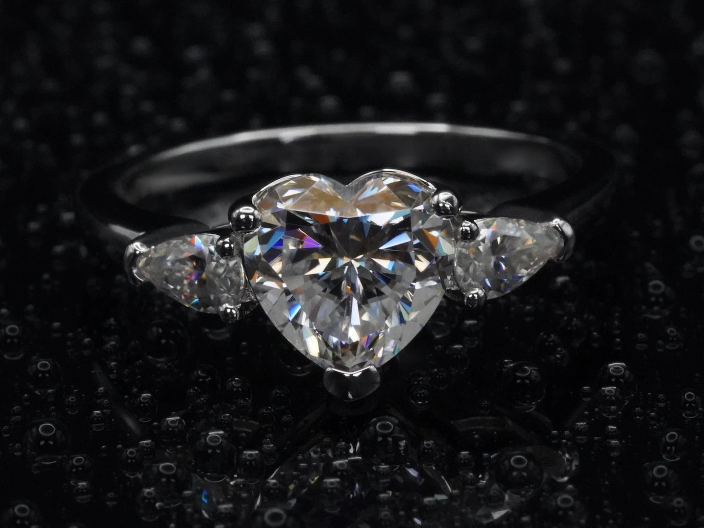 Draufsicht auf den Moissanite-Ring mit Herz- und Tropfenstein – asymmetrisches Design mit klarer Fassung beider Steine auf silberner Ringschiene