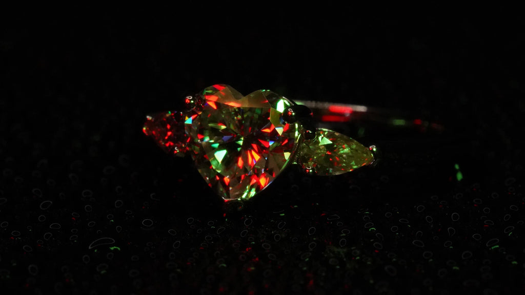 Moissanite Ring mit Herz- und Tropfen-Schliff gefasst in 925 Sterling Silber 