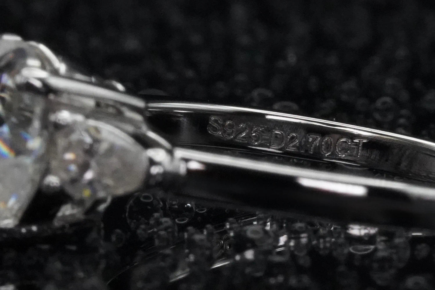 925 Silber-Stempel im Inneren der Ringschiene – offizielles Qualitätsmerkmal für hochwertigen Moissanite-Ring mit Herz- und Tropfenschliff