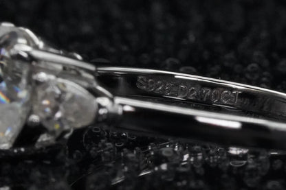 925 Silber-Stempel im Inneren der Ringschiene – offizielles Qualitätsmerkmal für hochwertigen Moissanite-Ring mit Herz- und Tropfenschliff