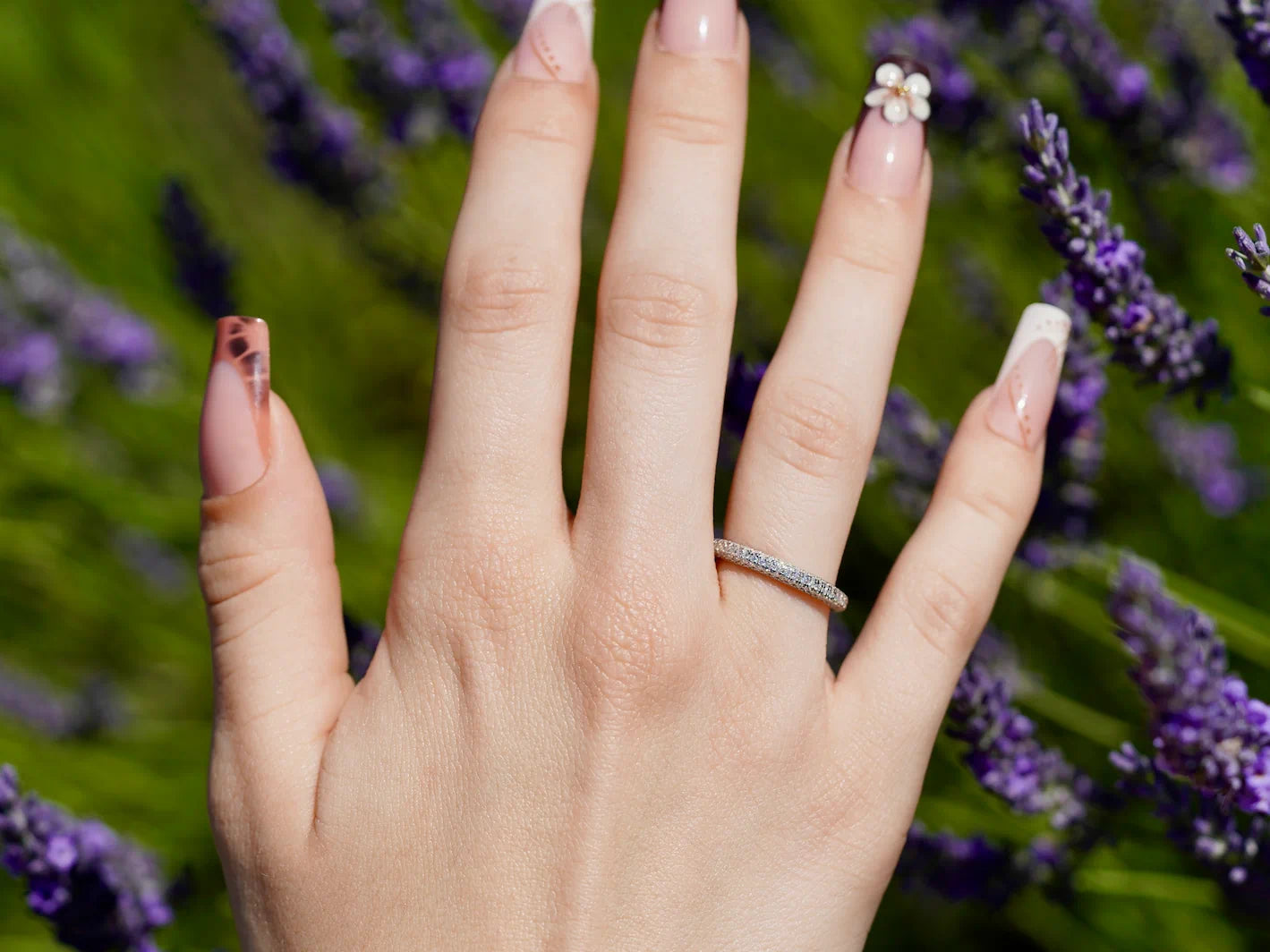 Moissanite Pavé Ring 1mm getragen in direkter Sonne – extrem starkes Funkeln mit diamantähnlichem Feuer, echte Fotos ohne KI