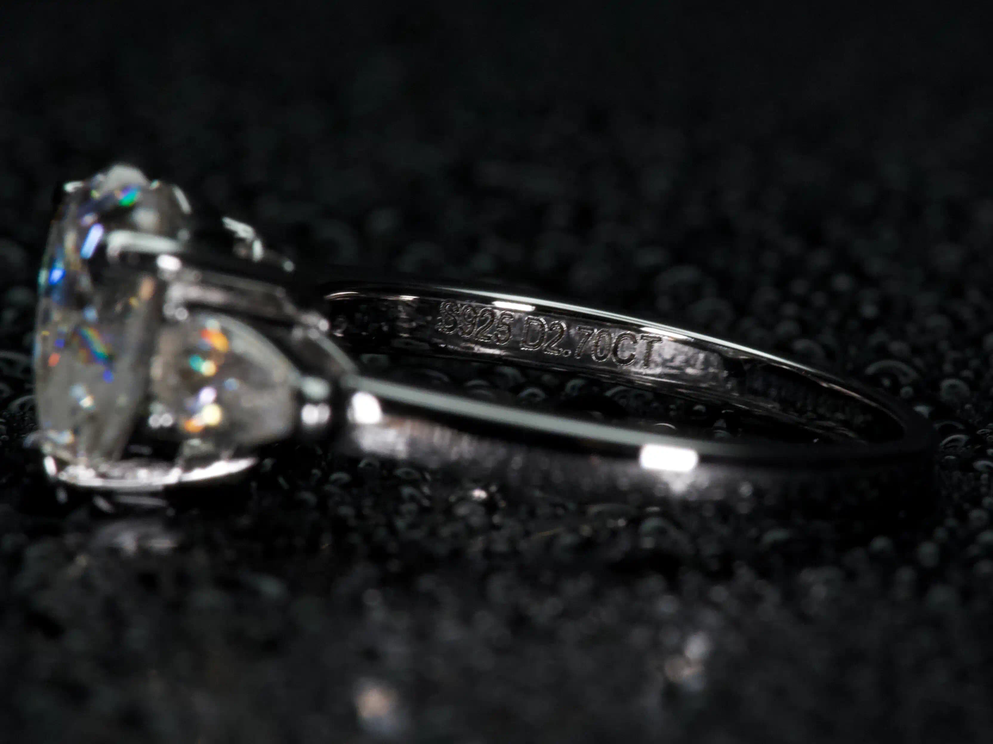 Makroaufnahme eines S925 Stempels an einem Moissanite Ring – Echtheitsnachweis für 925 Sterling Silber und hochwertige Verarbeitung
