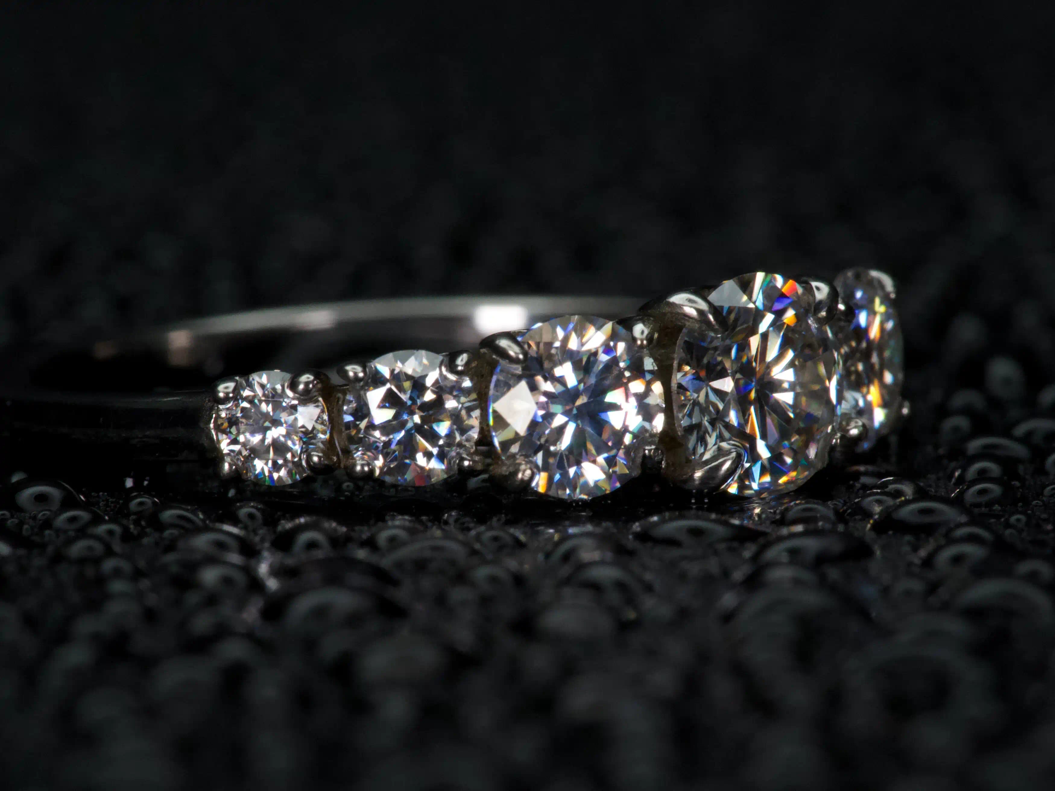 Seitliche Ansicht im echten Licht zeigt die Lichtbrechung der Moissanite Steine, echte Fotos mit stärkerem Funkeln als Diamant in 925 Silber