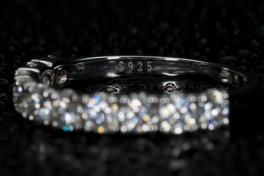 Echte Makroaufnahme vom 925 Silber Stempel beim Moissanite Ring – authentischer Nachweis für echten Schmuck ohne KI