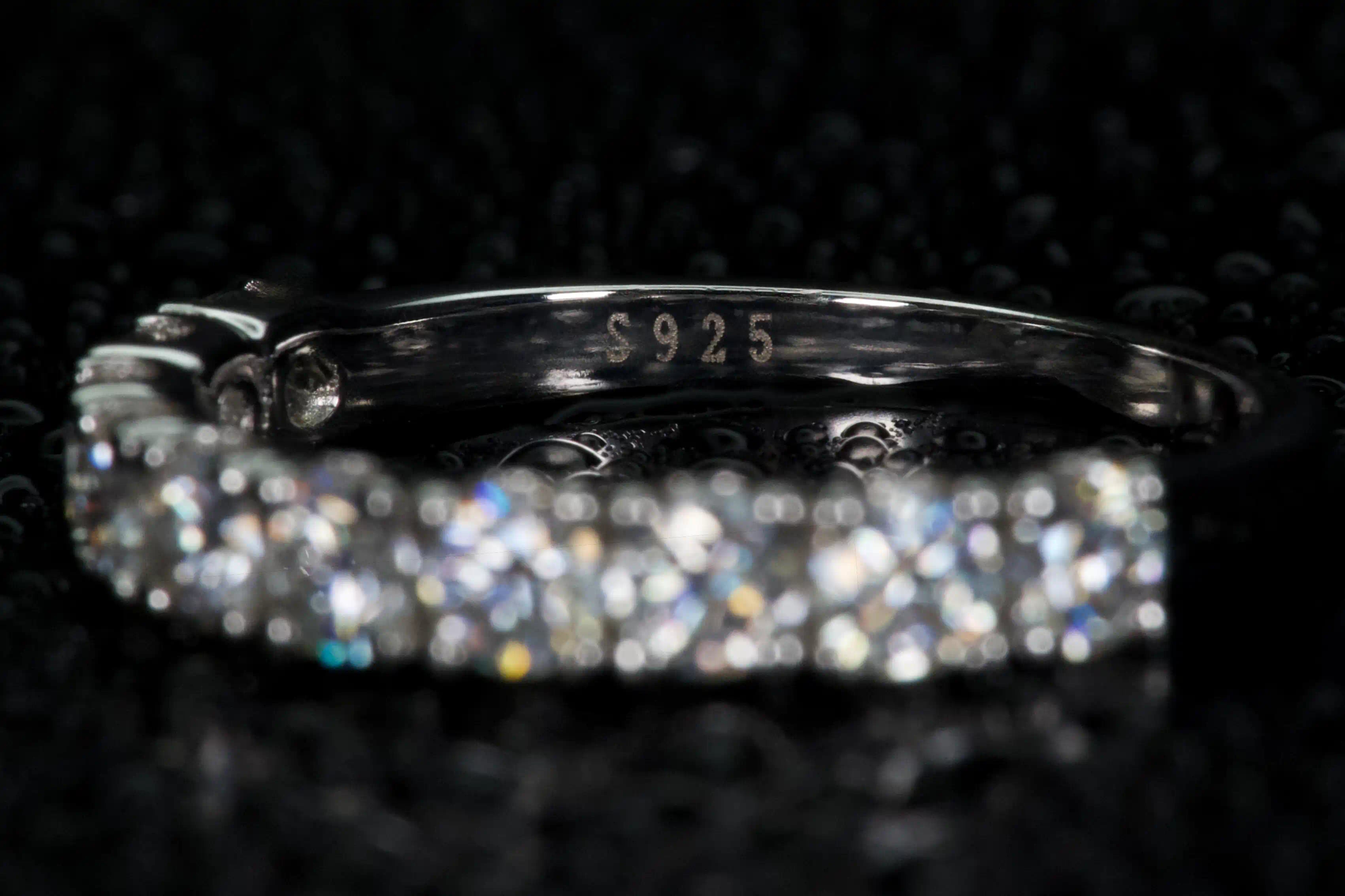 Echte Makroaufnahme vom 925 Silber Stempel beim Moissanite Ring – authentischer Nachweis für echten Schmuck ohne KI
