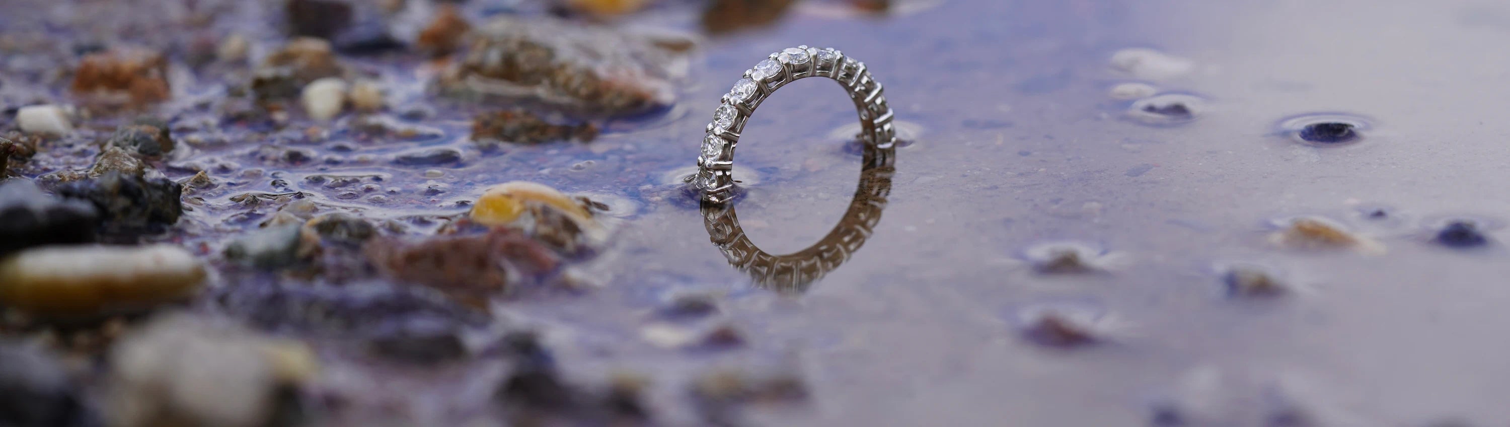 Funkelnder Moissanite Eternity Ring, wasserfest und robust mit Sand und Steinen