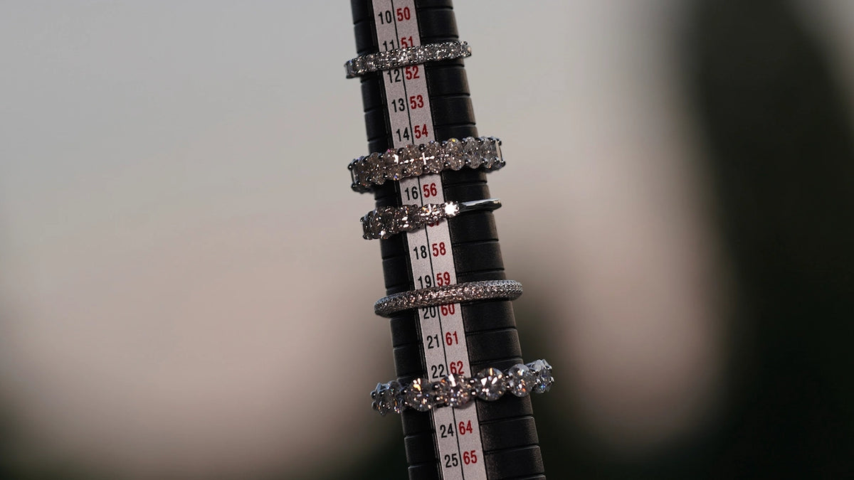 Moissanite Ringe in Verschiedenen Größen auf einem Messtab mit Himmel im Hintergrund