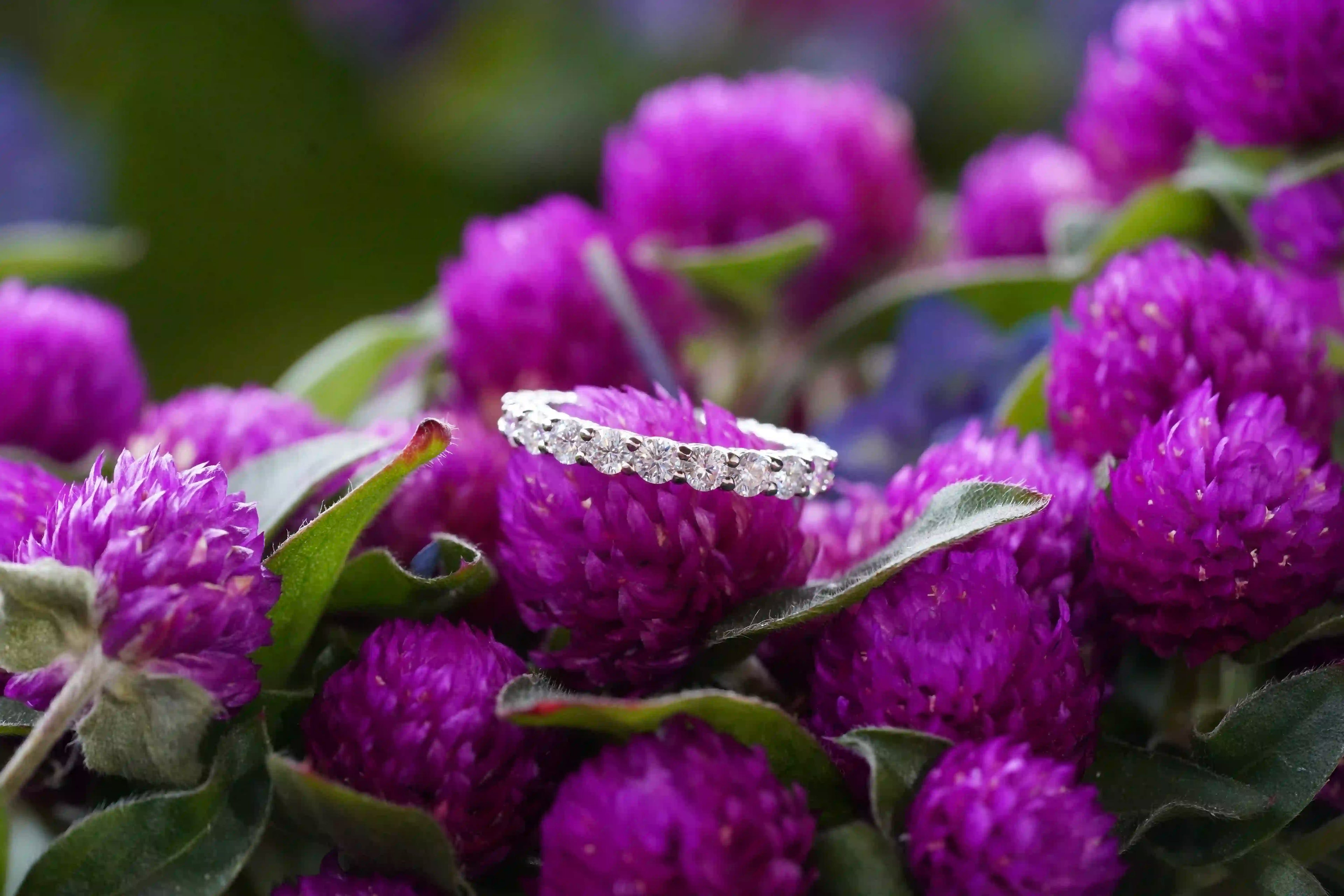 Funkelnder Moissanite Schmuck Ring im Eternity Design mit 3mm Moissanite Brillanten
