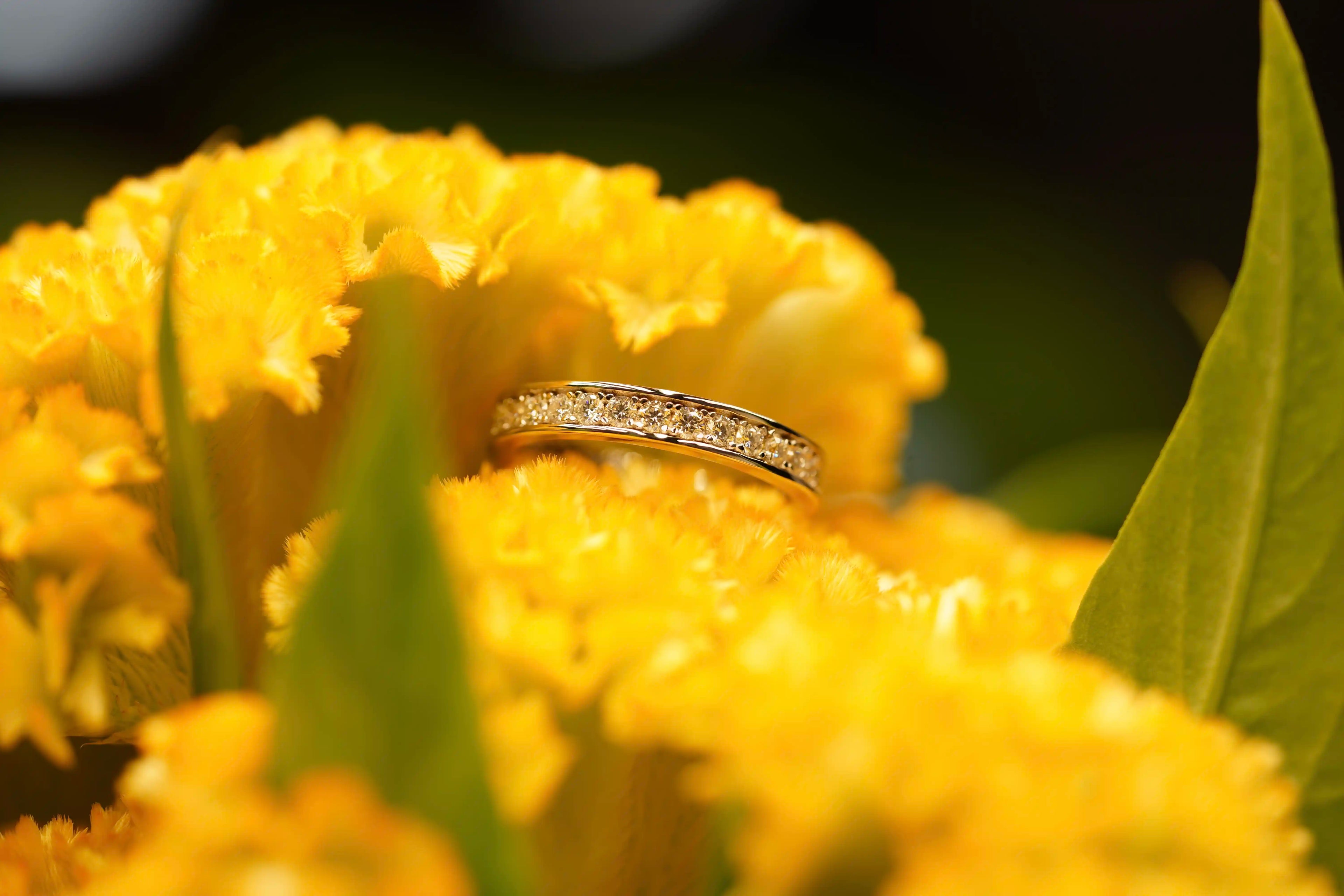 Moissanite Schmuck Ring im Eternity design aus Sterling Silber mit feinen kleinen Moissaniten rund herum