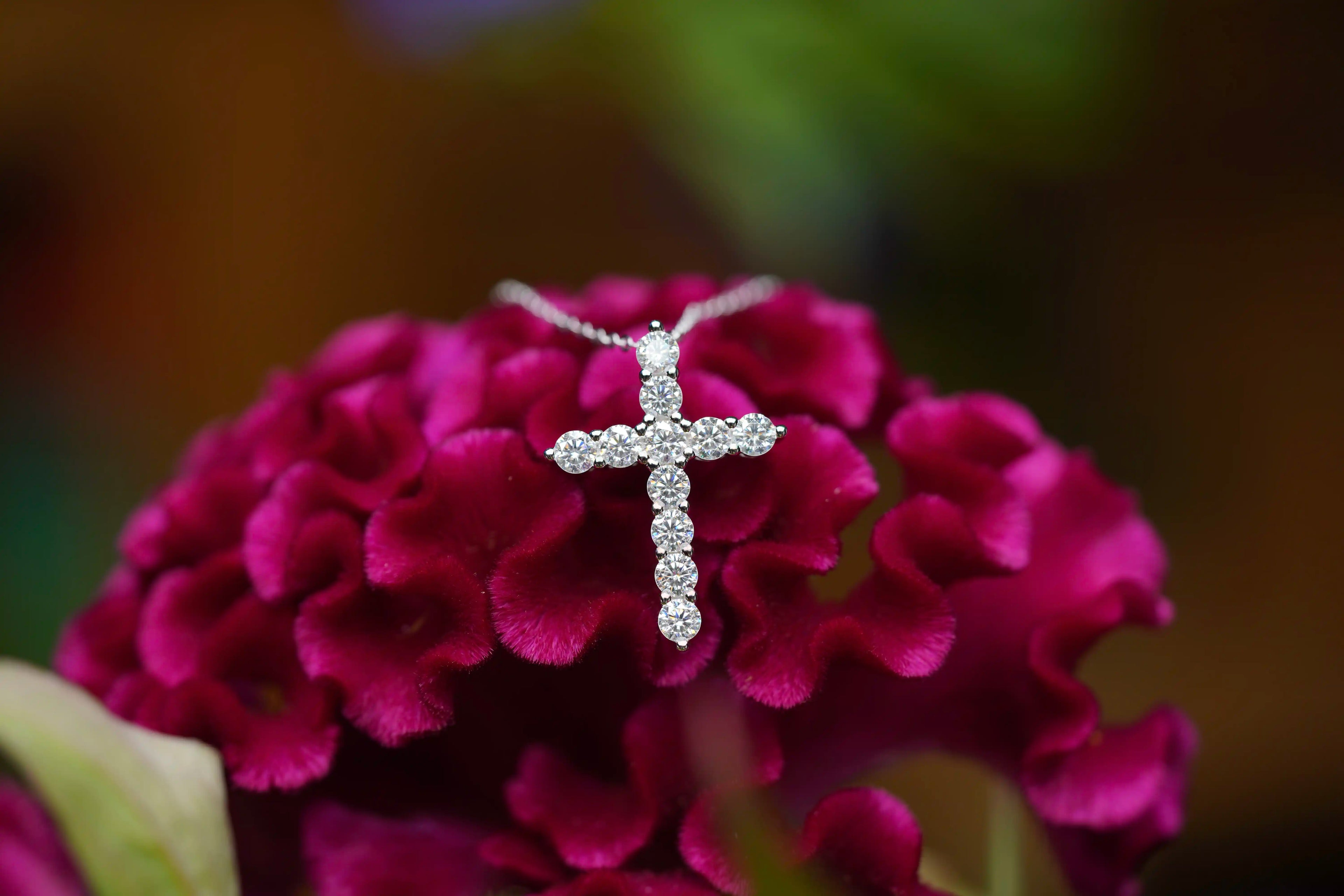 Funkelnde Moissanite Halskette mit Kreuzanhänger – stilvoller Moissanite Schmuck, perfektes Geschenk für Damen.