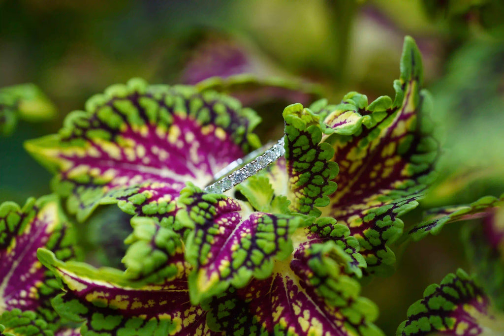 Moissnaite Schmuck Ewigkeitsring halb besetzt mit Moissanite auf der oberen Seite gefasst in 925 Sterling Silber