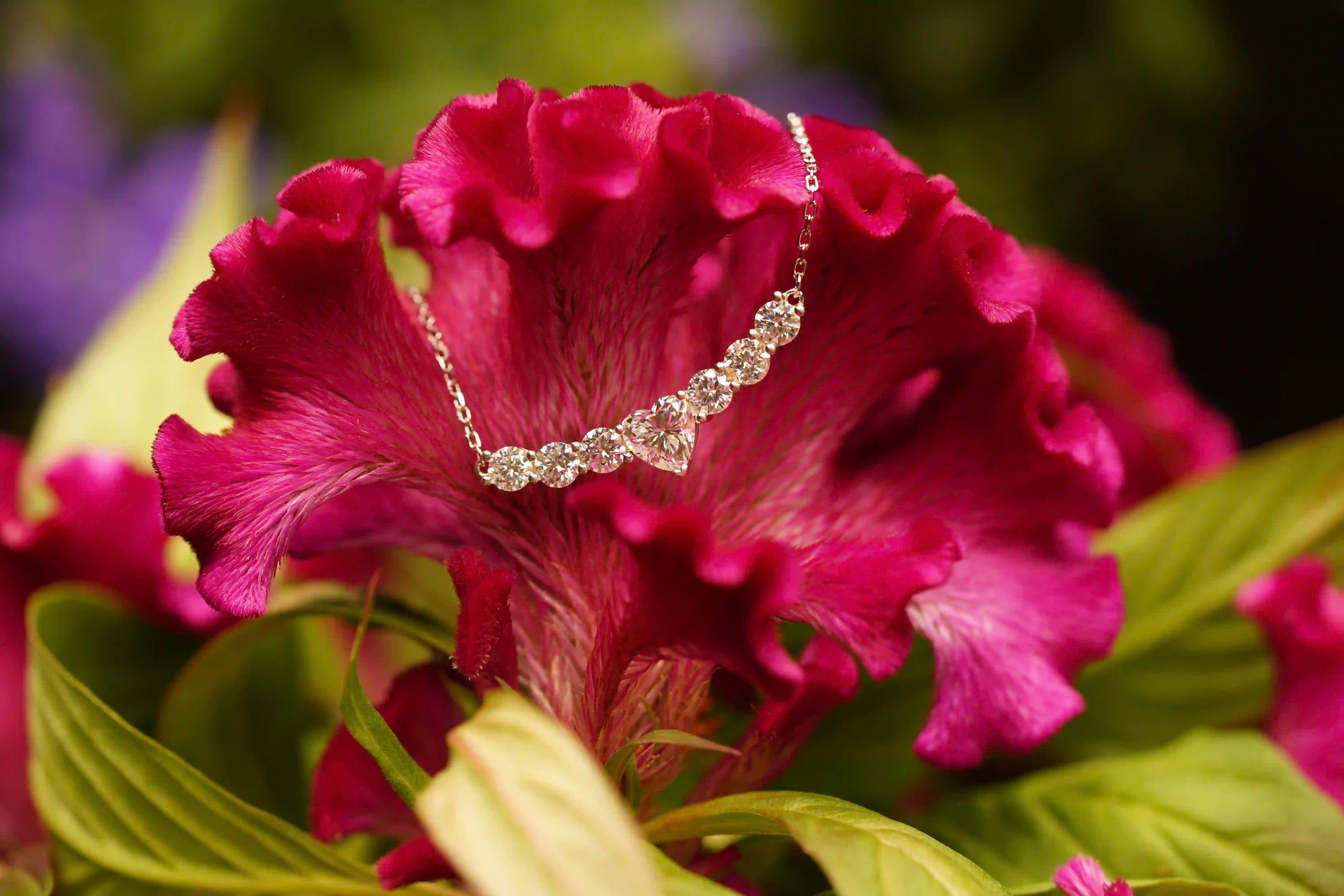 Moissanite Schmuck Kette aus Silber mit Herz und Brillant Schliff Moissanite Steinen