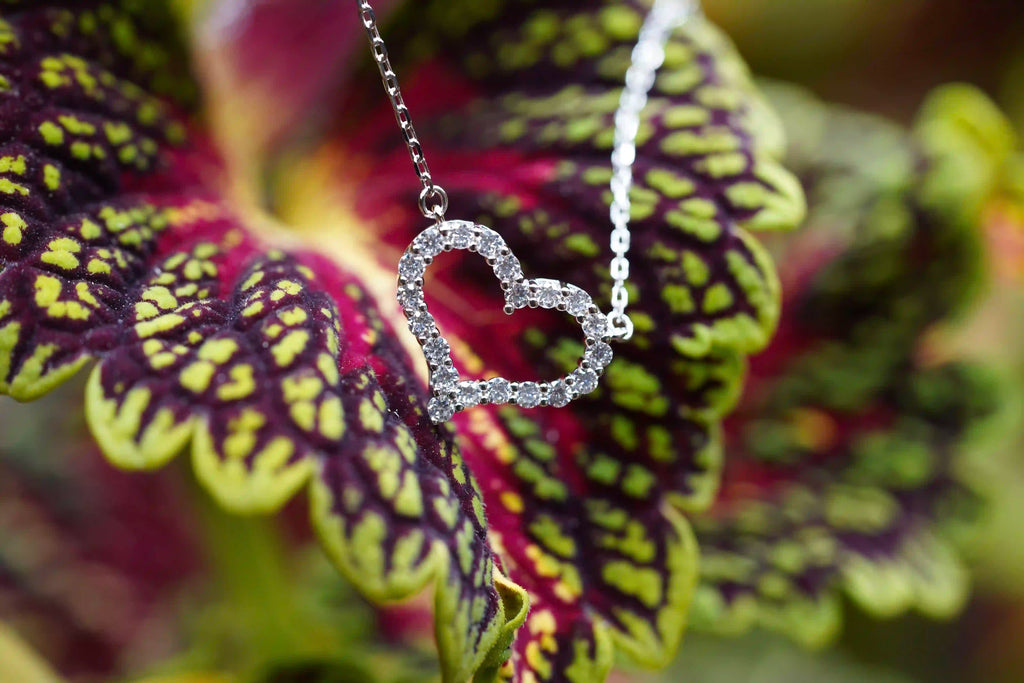 Moissanite Schmuck für Damen in herz for mit Moissanite Schmuck Steinen in Sterling Silber gefasst und veredelt