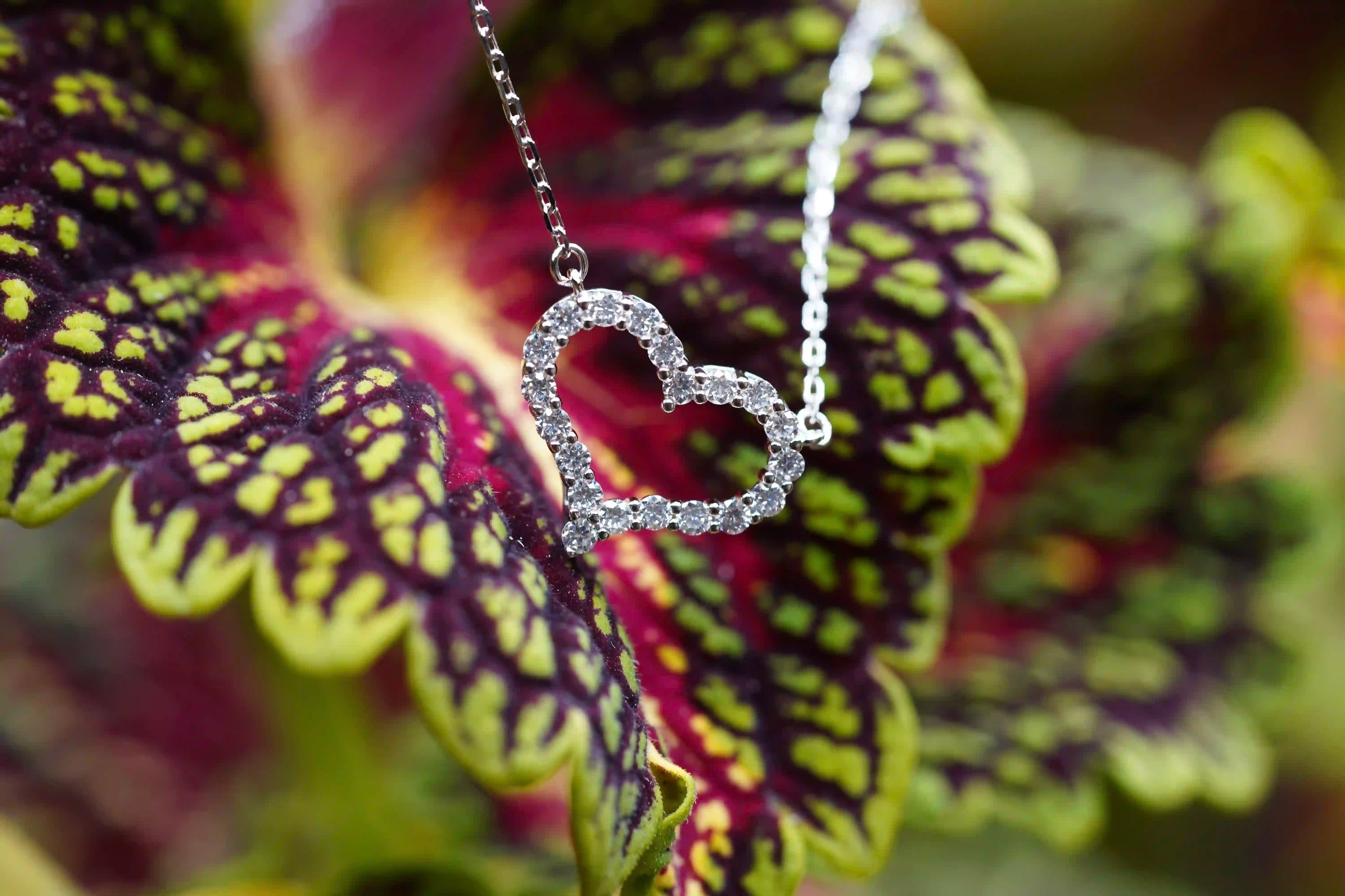 Moissanite Schmuck für Damen in herz for mit Moissanite Schmuck Steinen in Sterling Silber gefasst und veredelt