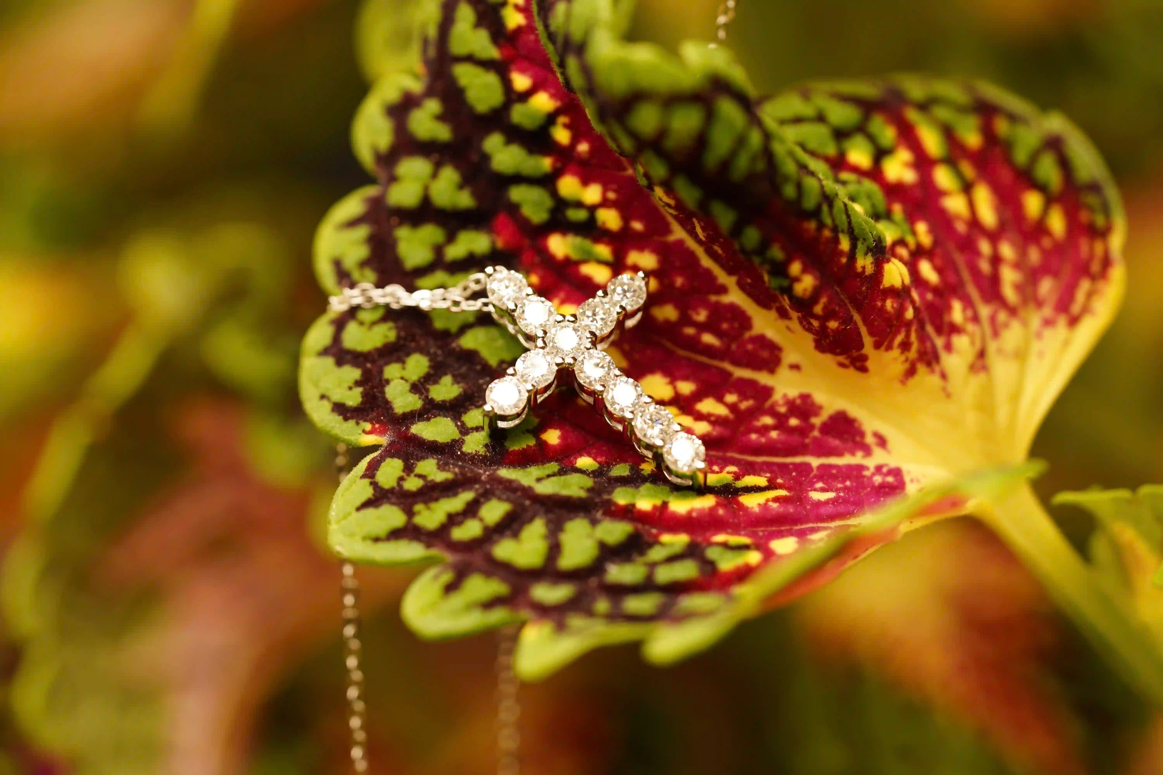 Elegante Moissanite Kette mit funkelndem Kreuzanhänger aus 3 mm Moissaniten – hochwertiger Moissanite Schmuck für Damen.