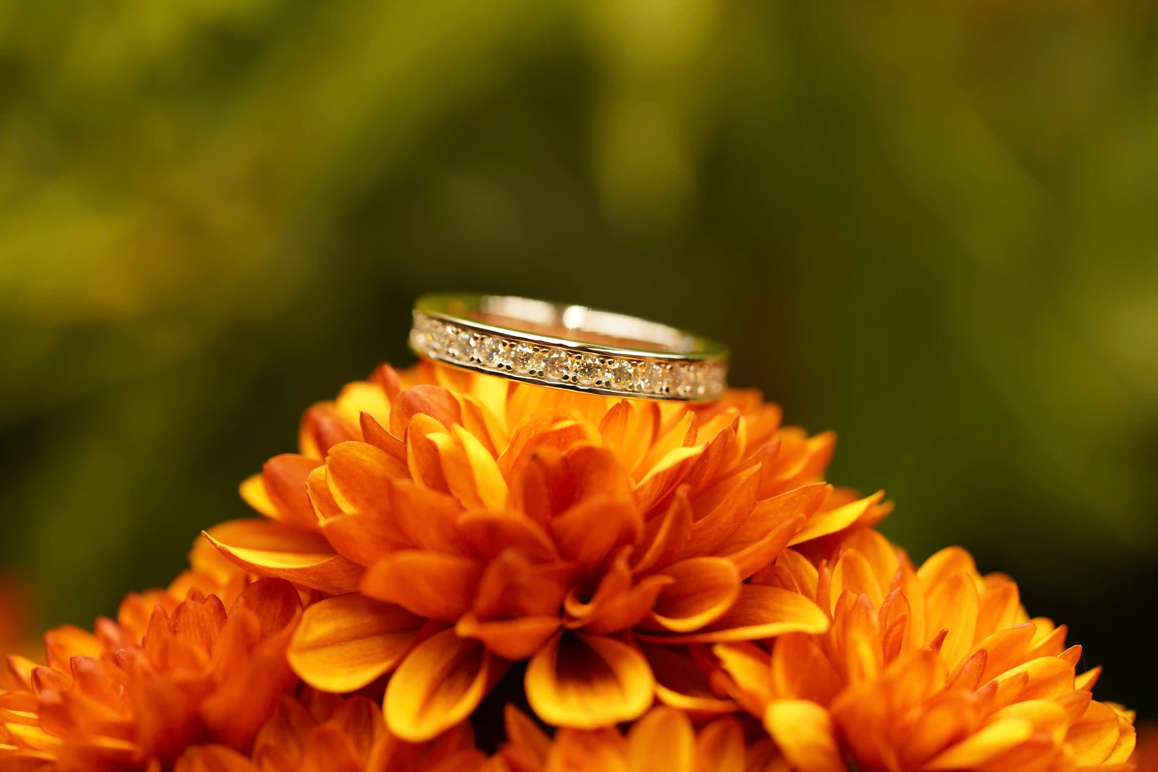 Moissanite Schmuck Geschenk Ring im Eternity Design mit Kleinen Moissaniten und einem feinem Rand 
