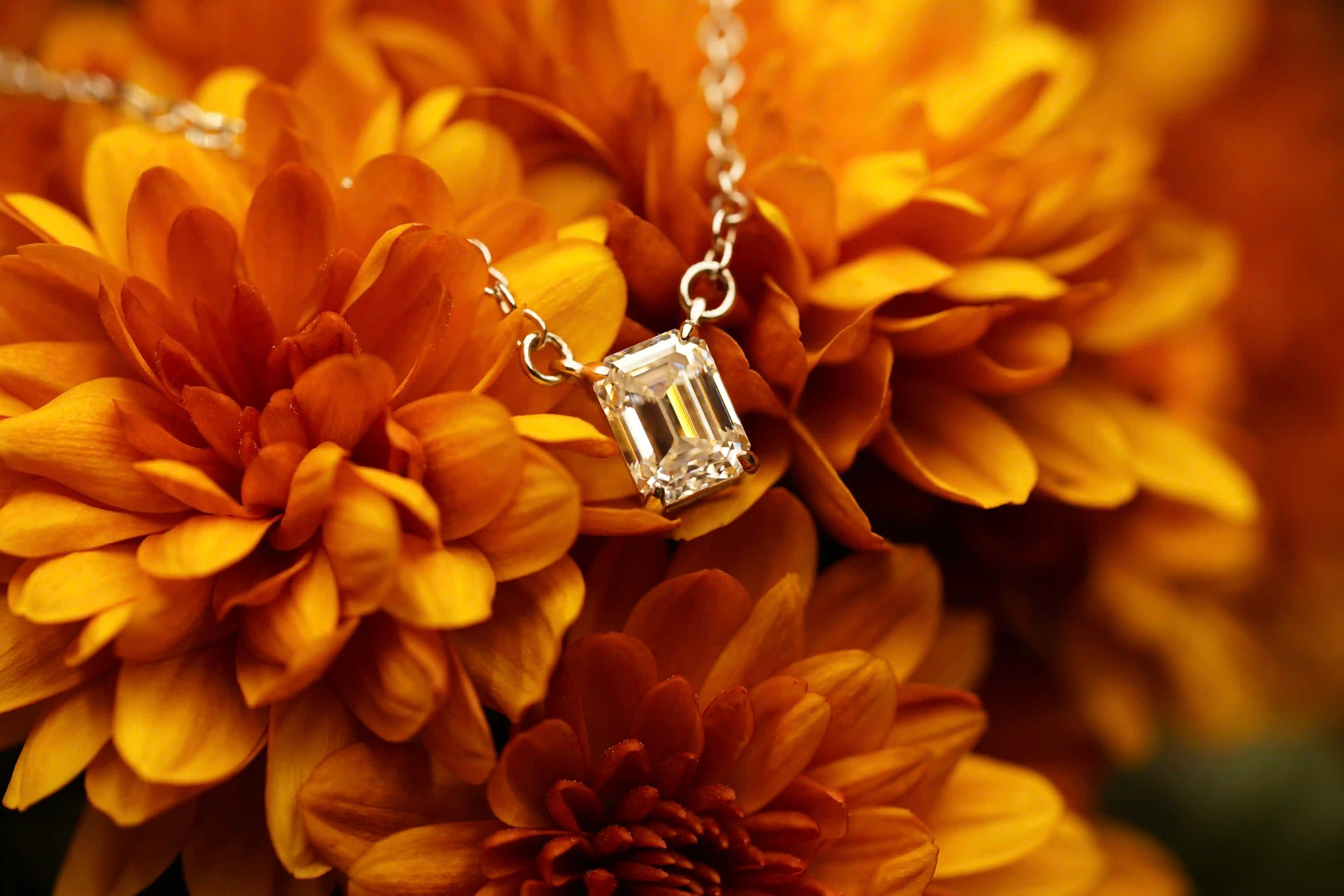 Moissanite Schmuck Kette mit Moissanite Schmuck Stein im  Smaragd Schliff an einer kette aus Sterling Silber