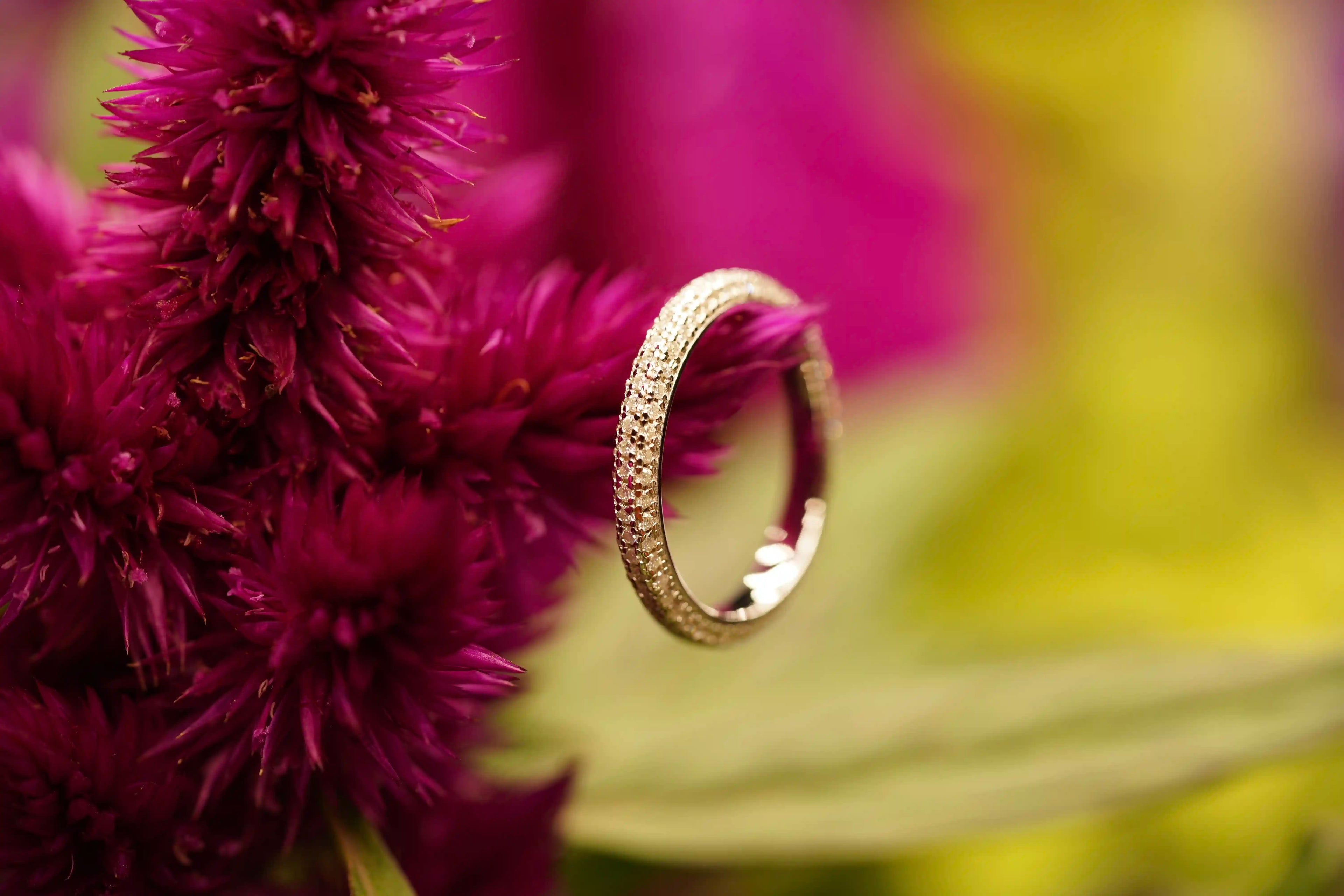 Moissanite Schmuck Verlobungsring gefertigt aus Sterling Silber und veredelt mit 18k Weißgold